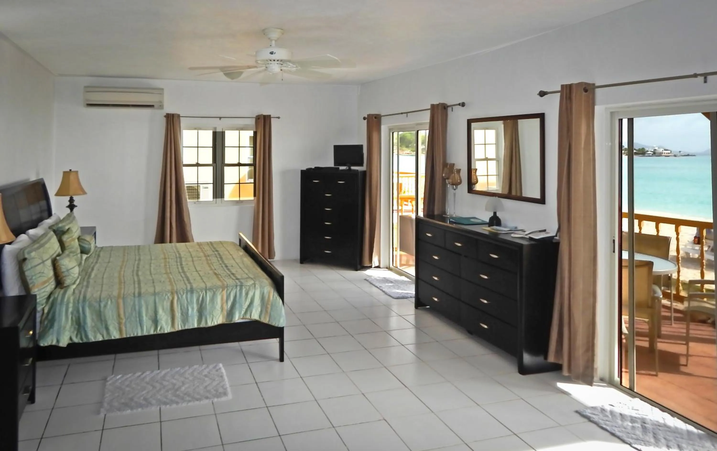 Bed in Rendezvous Bay Hotel