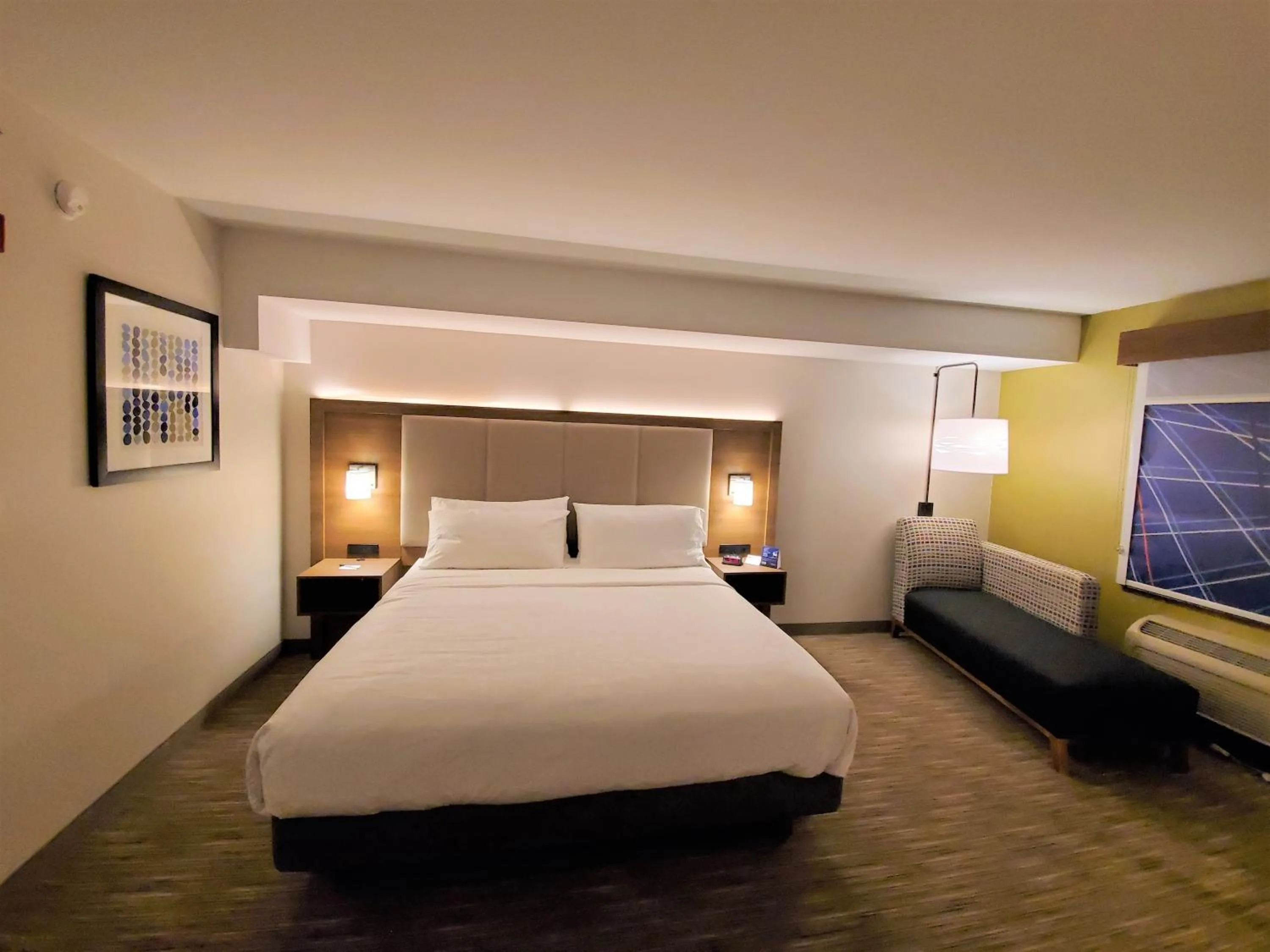 Bedroom, Bed in Holiday Inn Express Hotel & Suites Seattle North - Lynnwood by IHG