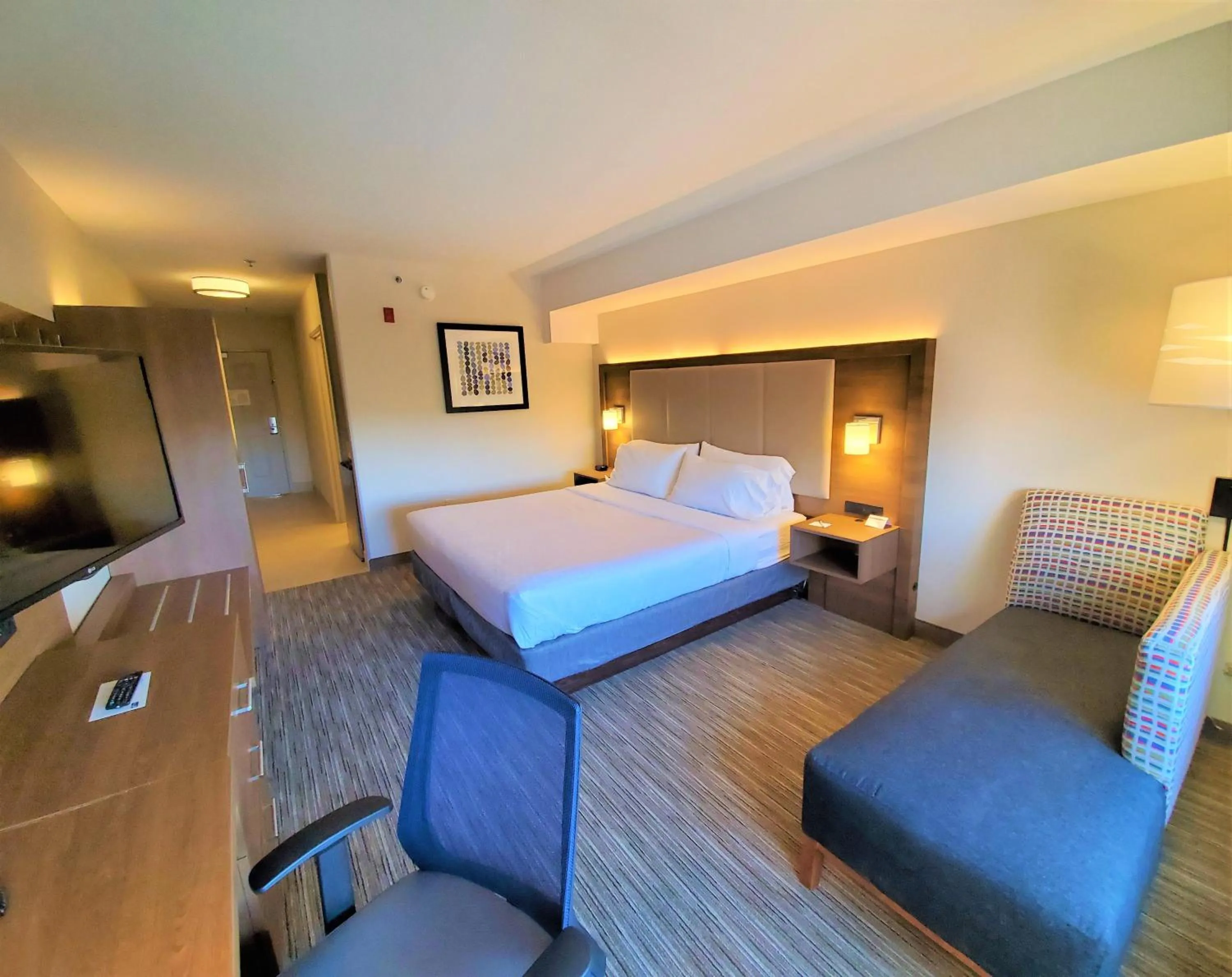 Photo of the whole room, Bed in Holiday Inn Express Hotel & Suites Seattle North - Lynnwood by IHG