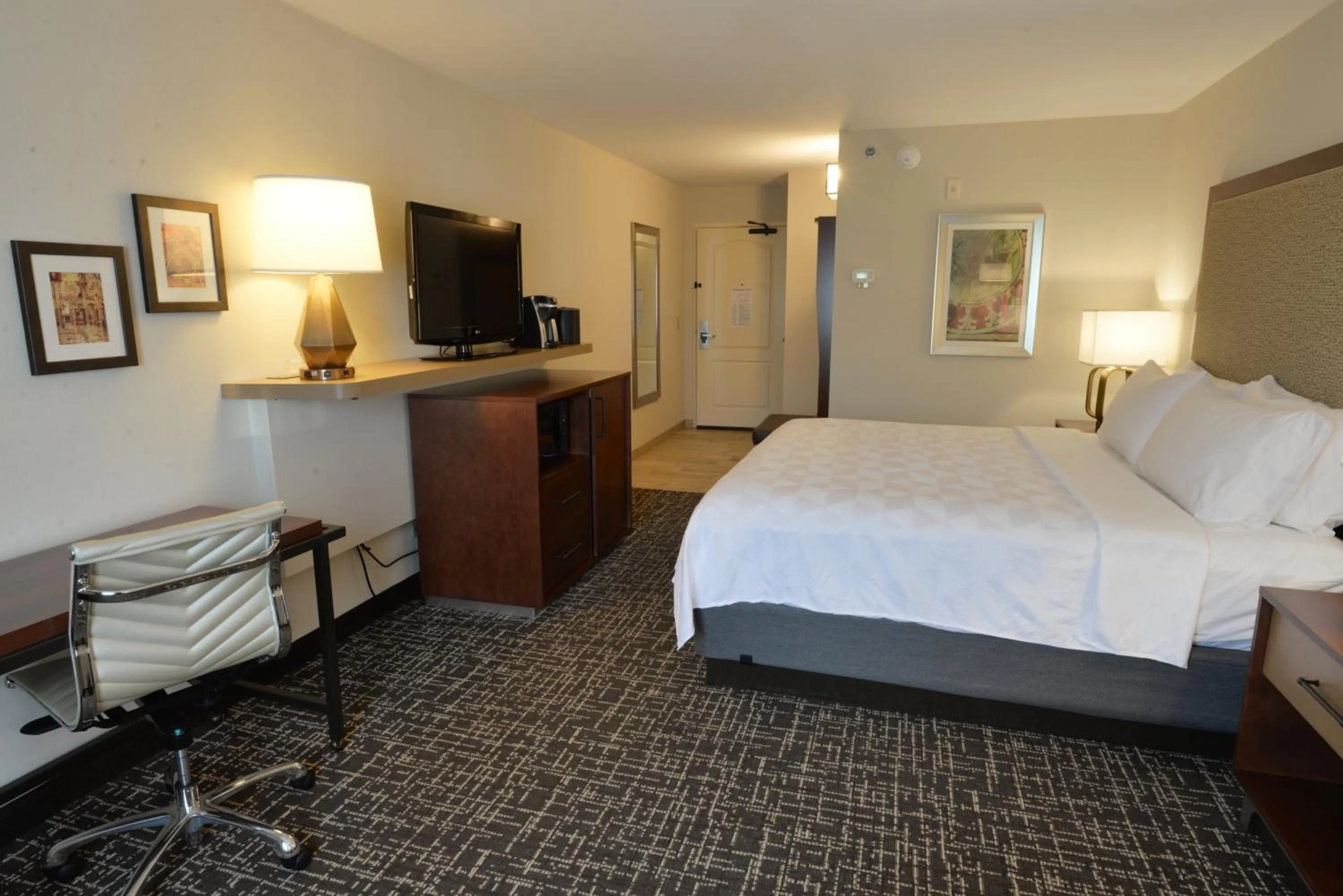 Photo of the whole room, Bed in Holiday Inn Hotel & Suites Minneapolis-Lakeville by IHG