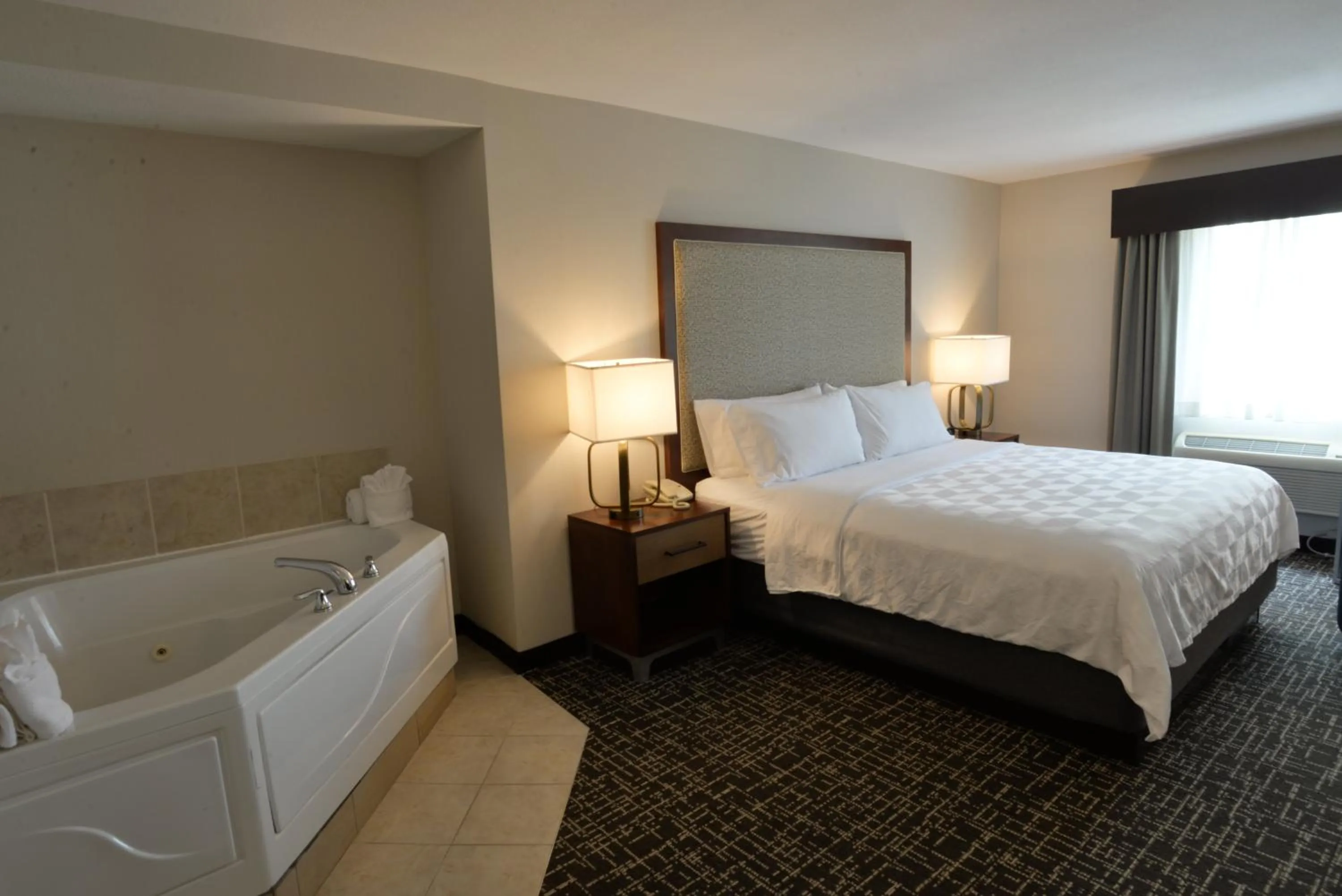 Photo of the whole room, Bed in Holiday Inn Hotel & Suites Minneapolis-Lakeville by IHG