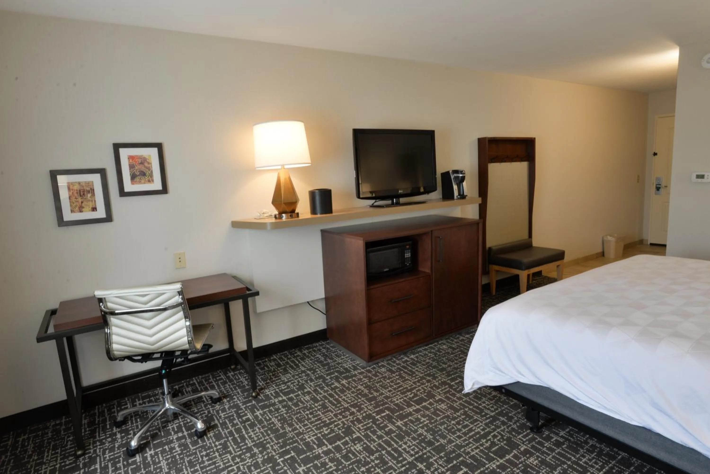 Photo of the whole room, Bed in Holiday Inn Hotel & Suites Minneapolis-Lakeville by IHG