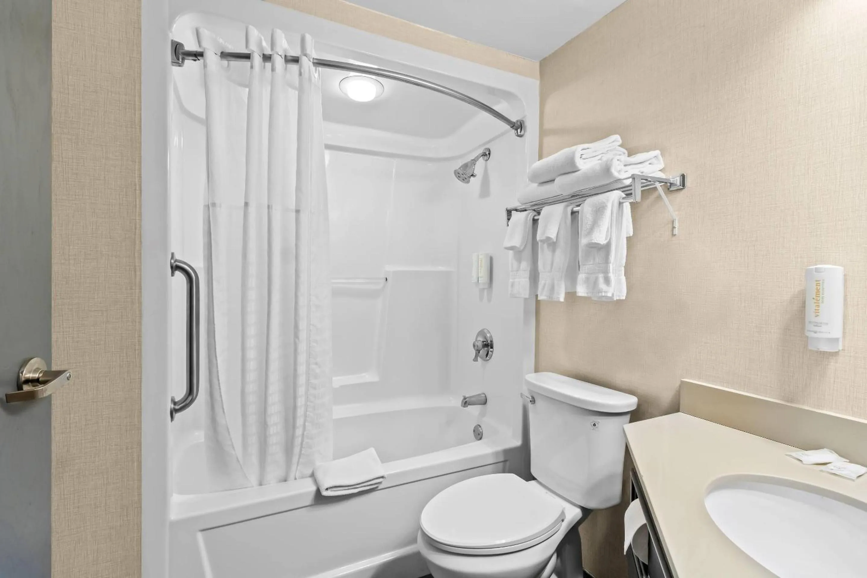 Bedroom in Clarion Inn Cranberry Township