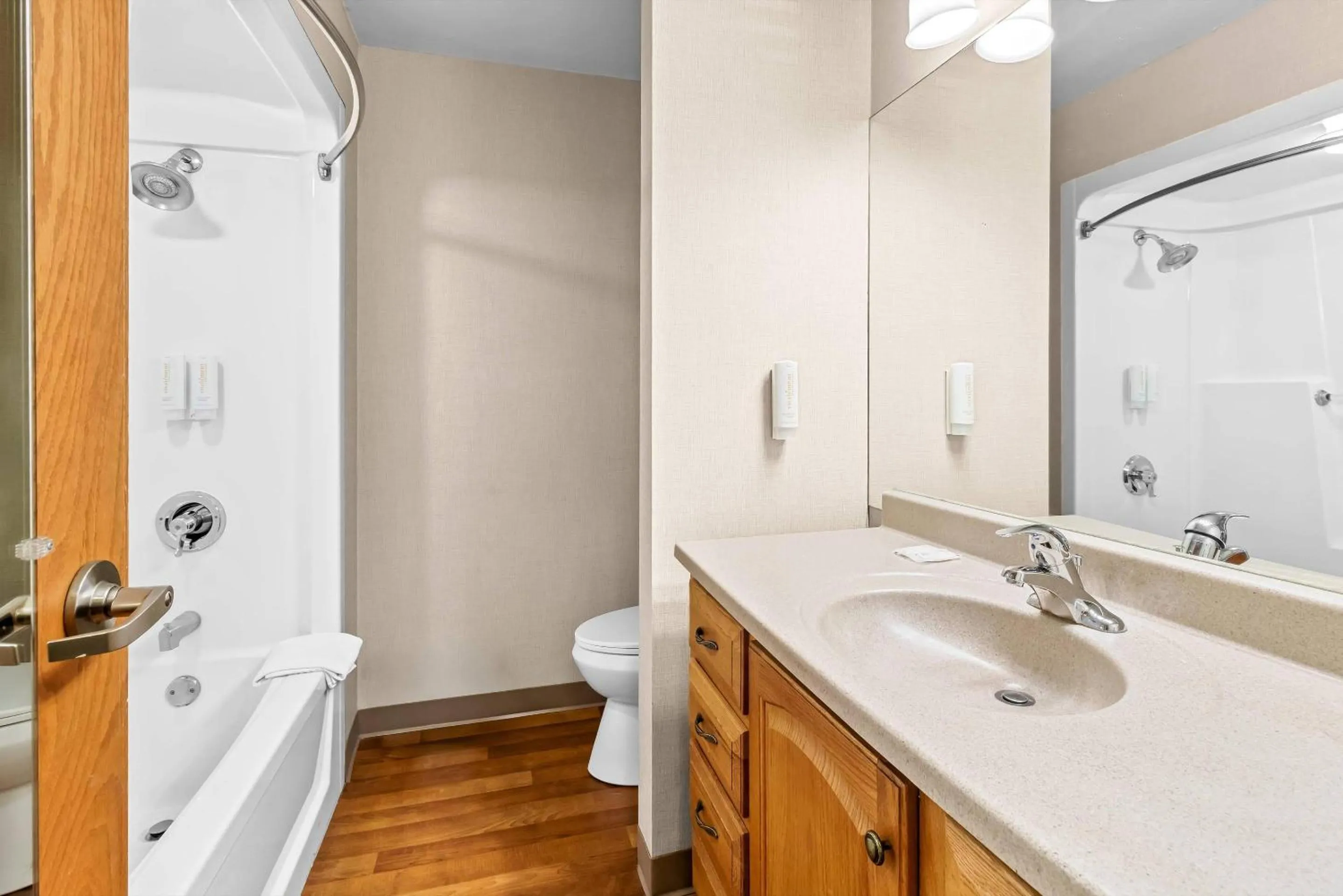 Bedroom in Clarion Inn Cranberry Township