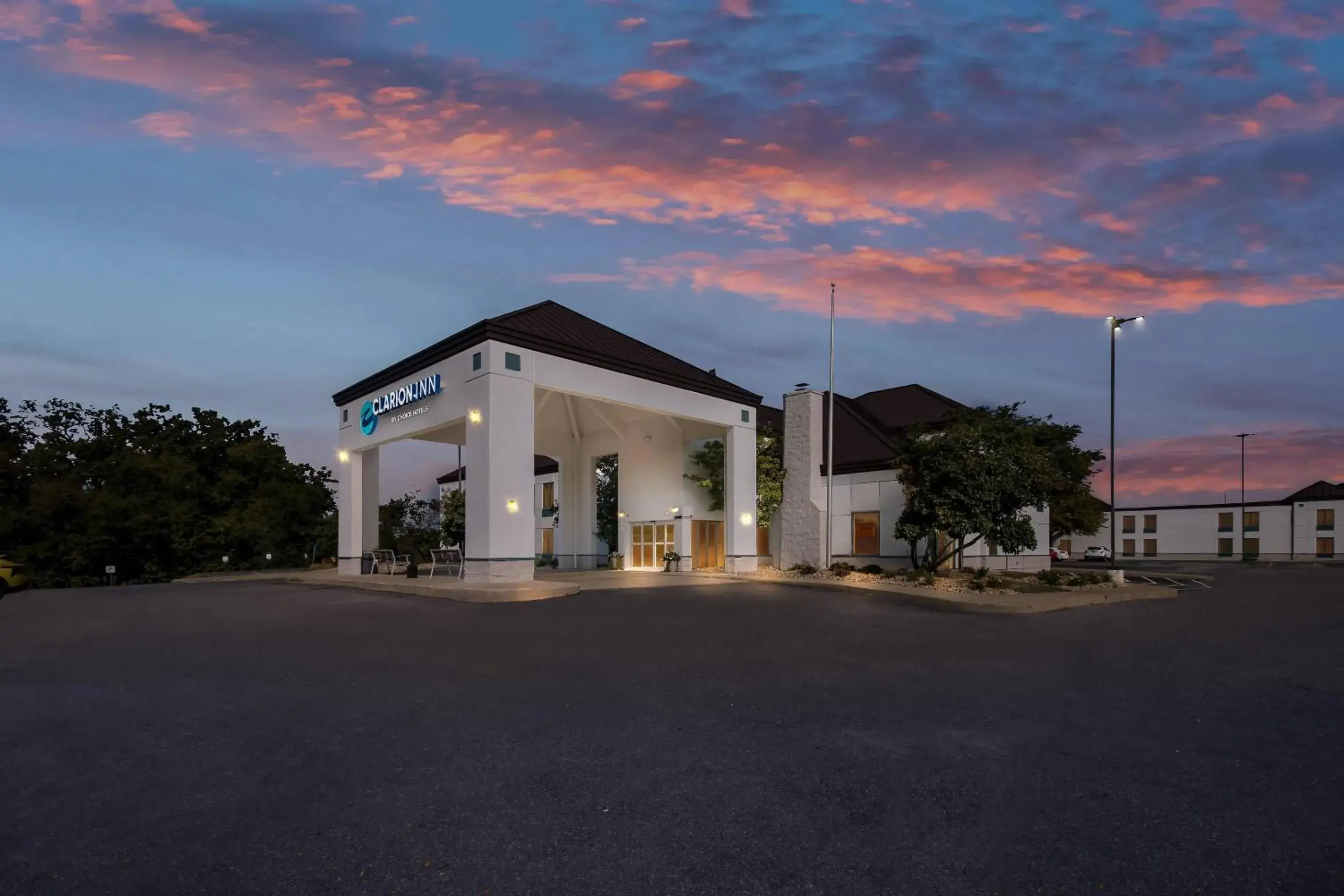 Property building in Clarion Inn Cranberry Township Property building in Clarion Inn Cranberry Township