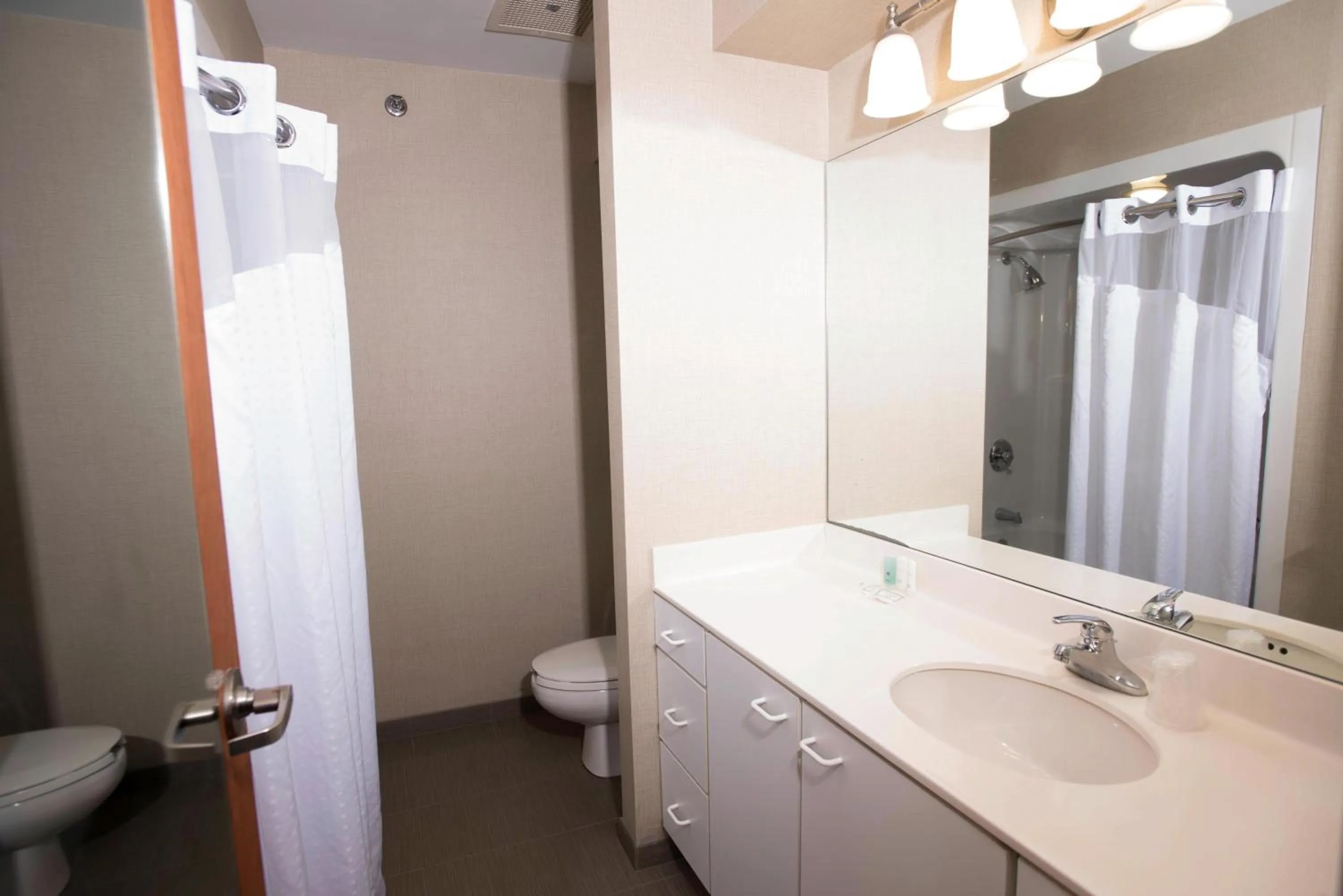 Shower in Clarion Inn Cranberry Township