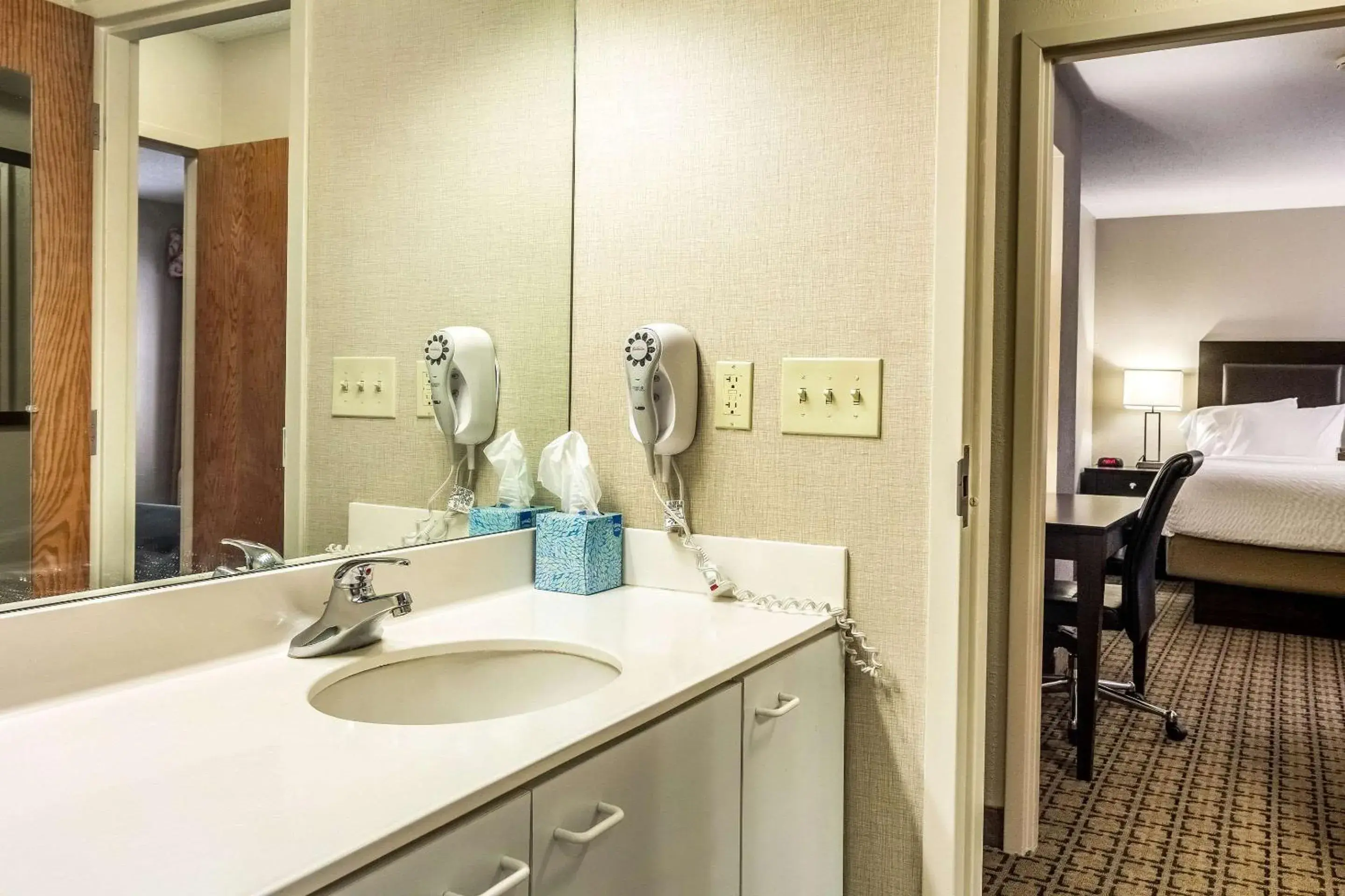 Bedroom, Bed in Clarion Inn Cranberry Township Bedroom, Bed in Clarion Inn Cranberry Township
