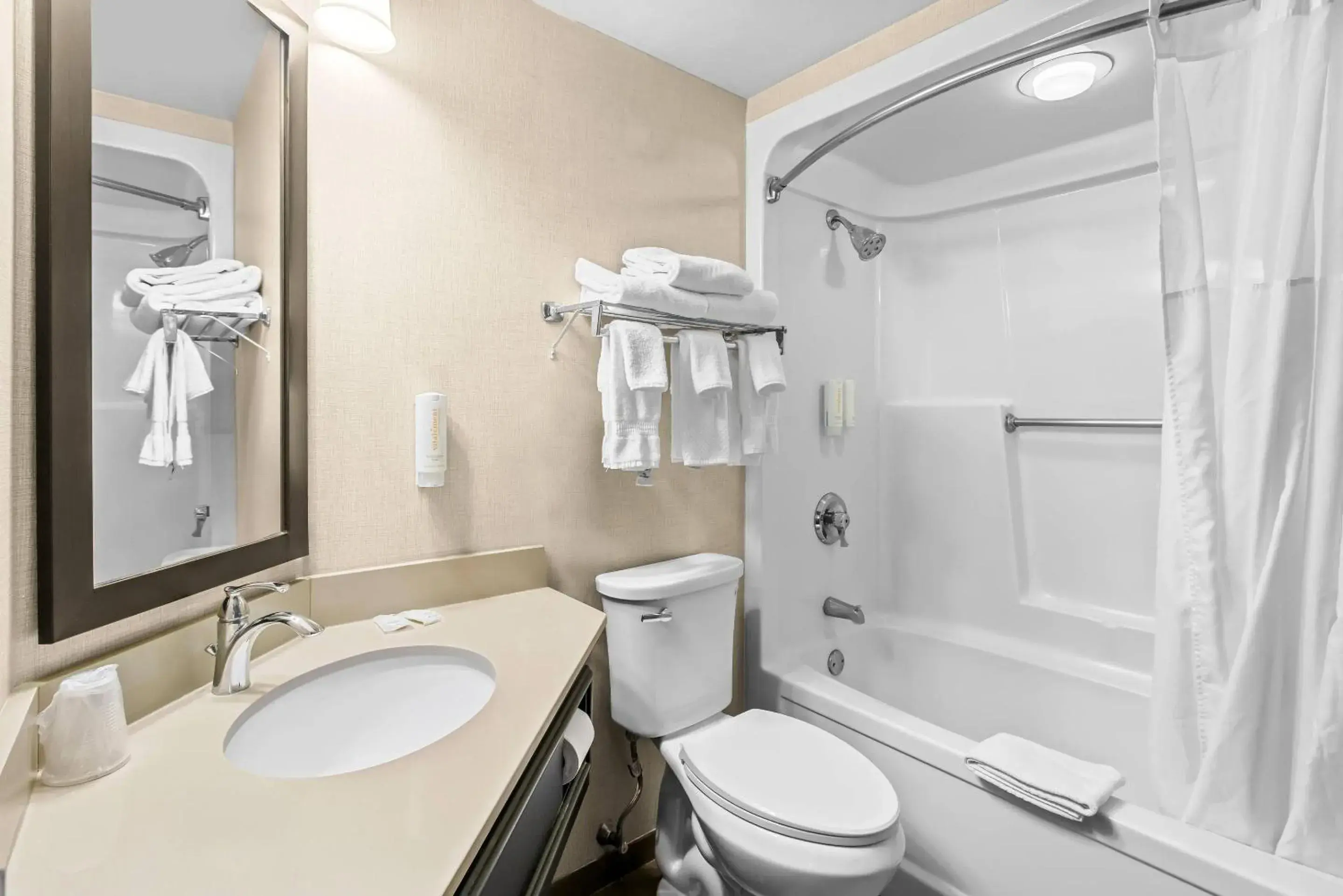 Bedroom in Clarion Inn Cranberry Township Bedroom in Clarion Inn Cranberry Township