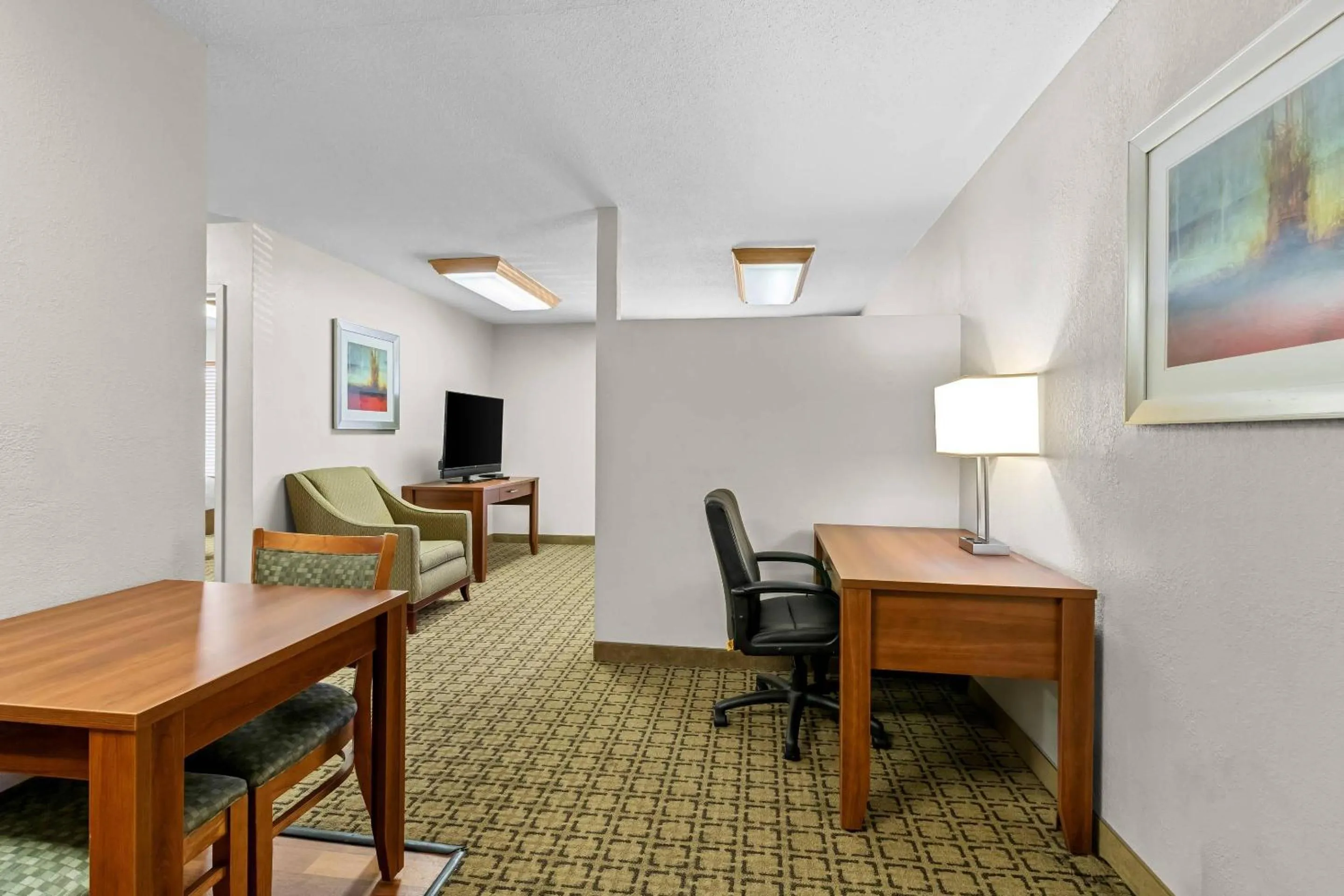 Bedroom in Clarion Inn Cranberry Township