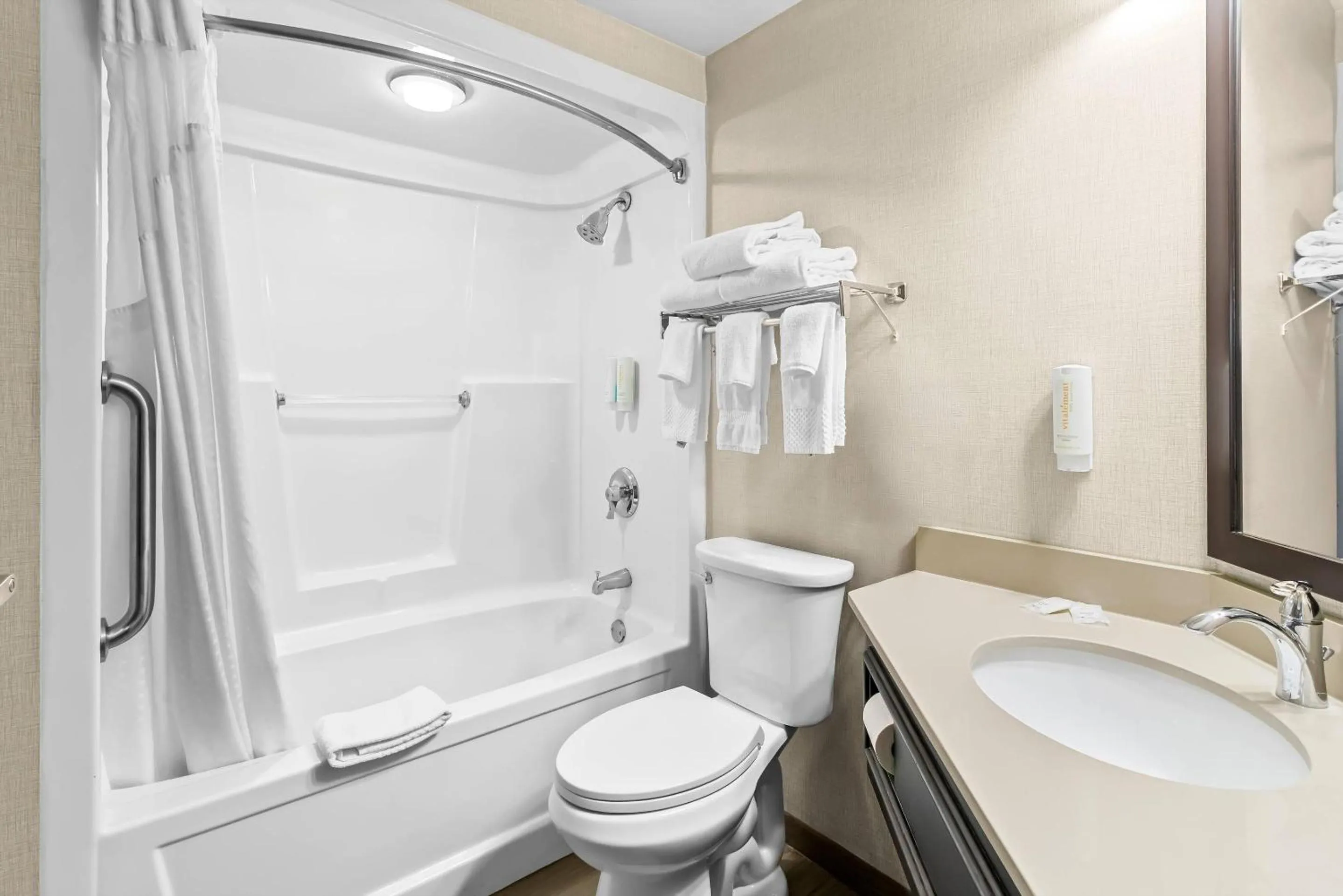 Bedroom in Clarion Inn Cranberry Township