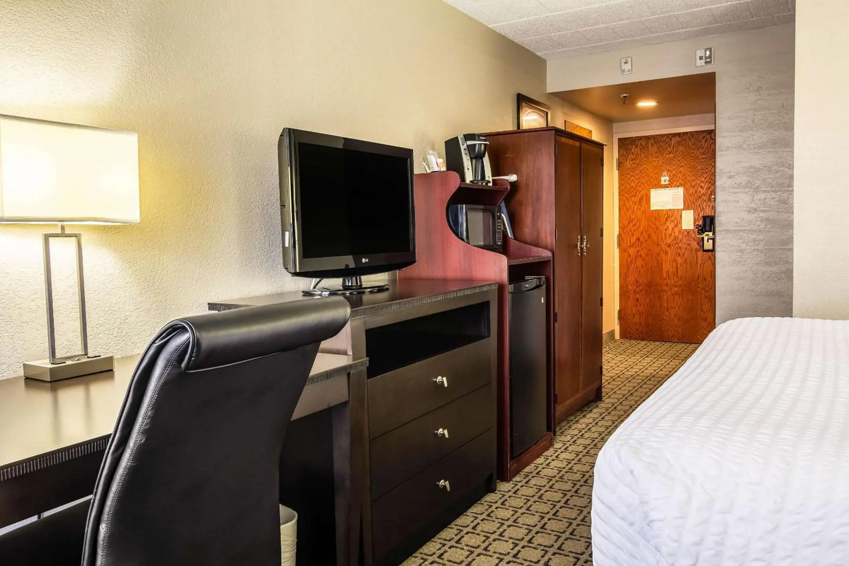 Bedroom, Bed in Clarion Inn Pittsburgh Cranberry Bedroom, Bed in Clarion Inn Pittsburgh Cranberry