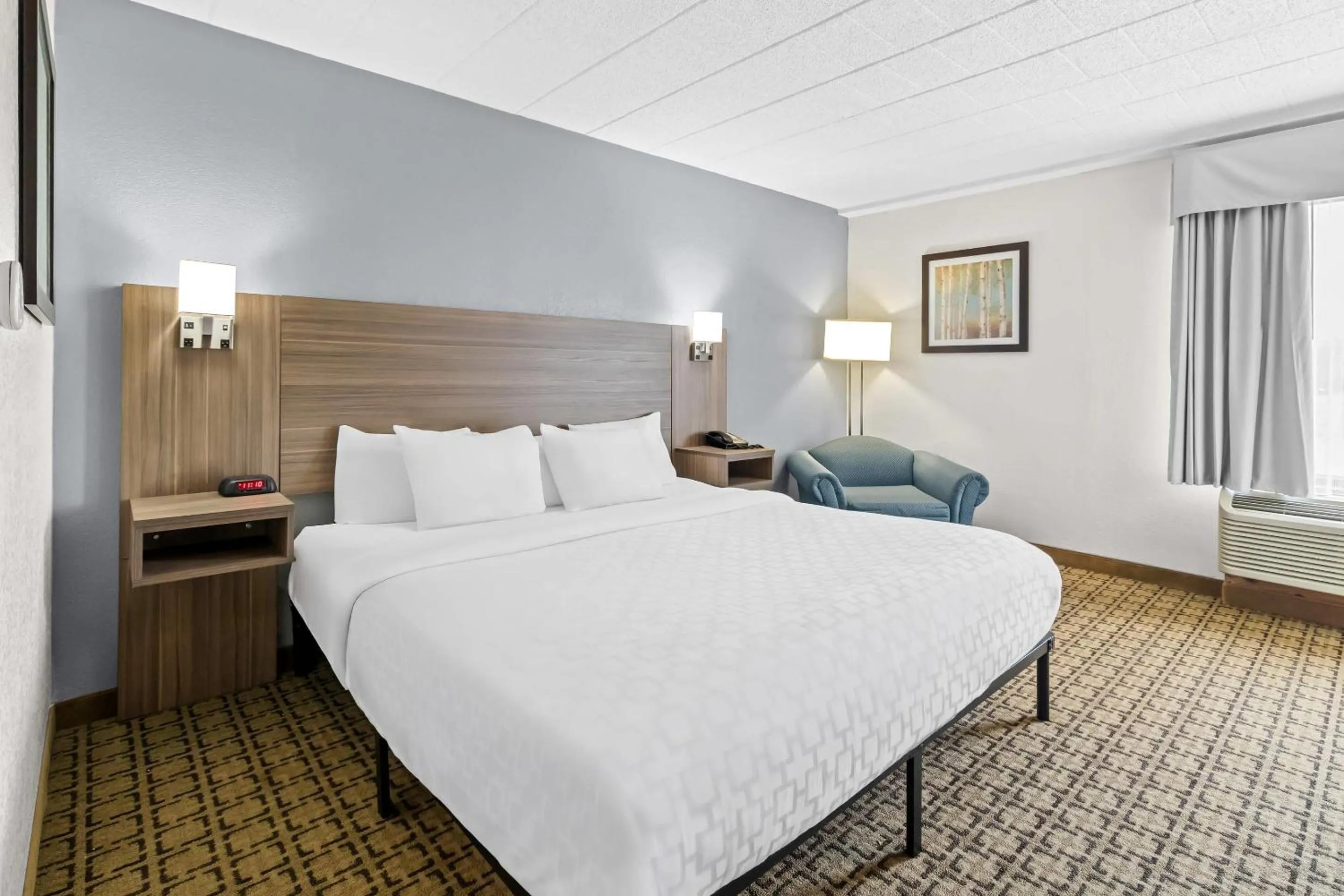 Bedroom, Bed in Clarion Inn Cranberry Township