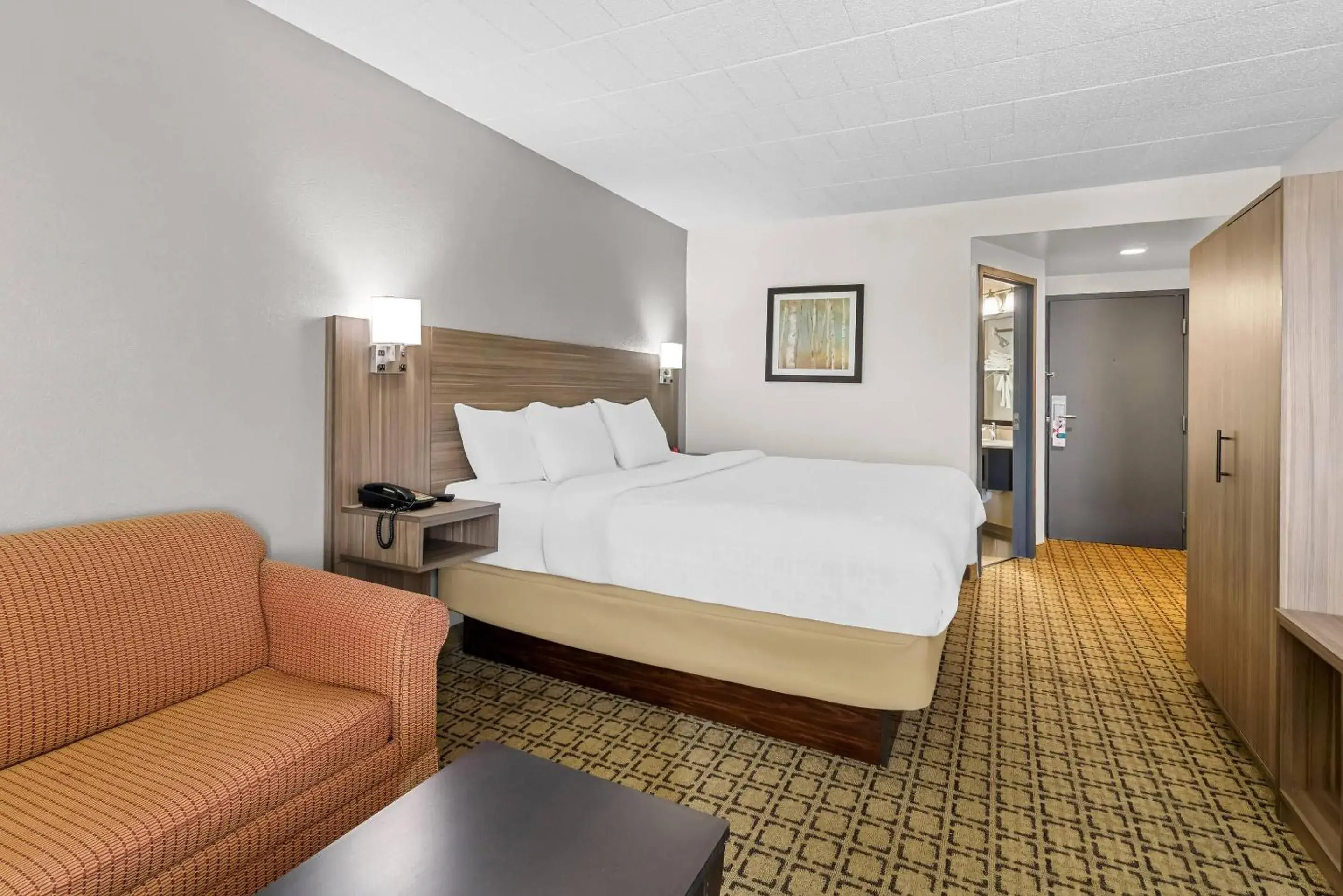 Bedroom, Bed in Clarion Inn Cranberry Township Bedroom, Bed in Clarion Inn Cranberry Township