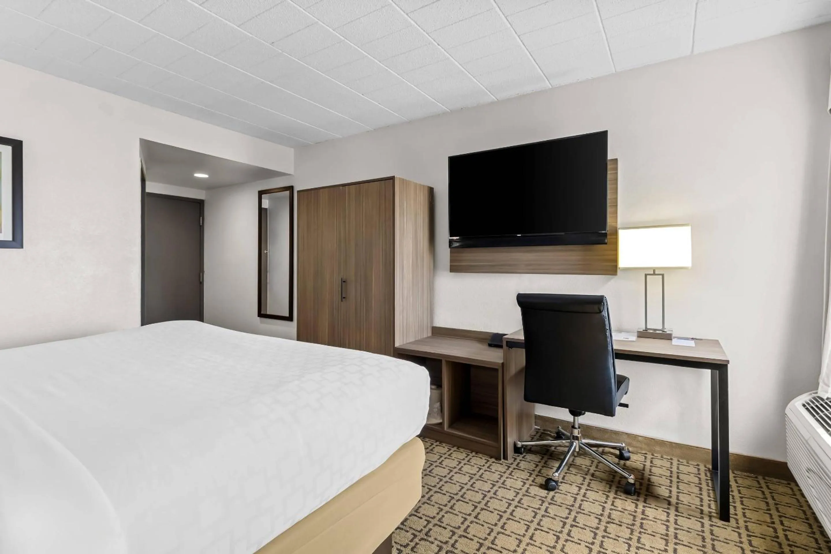 Bedroom, Bed in Clarion Inn Cranberry Township