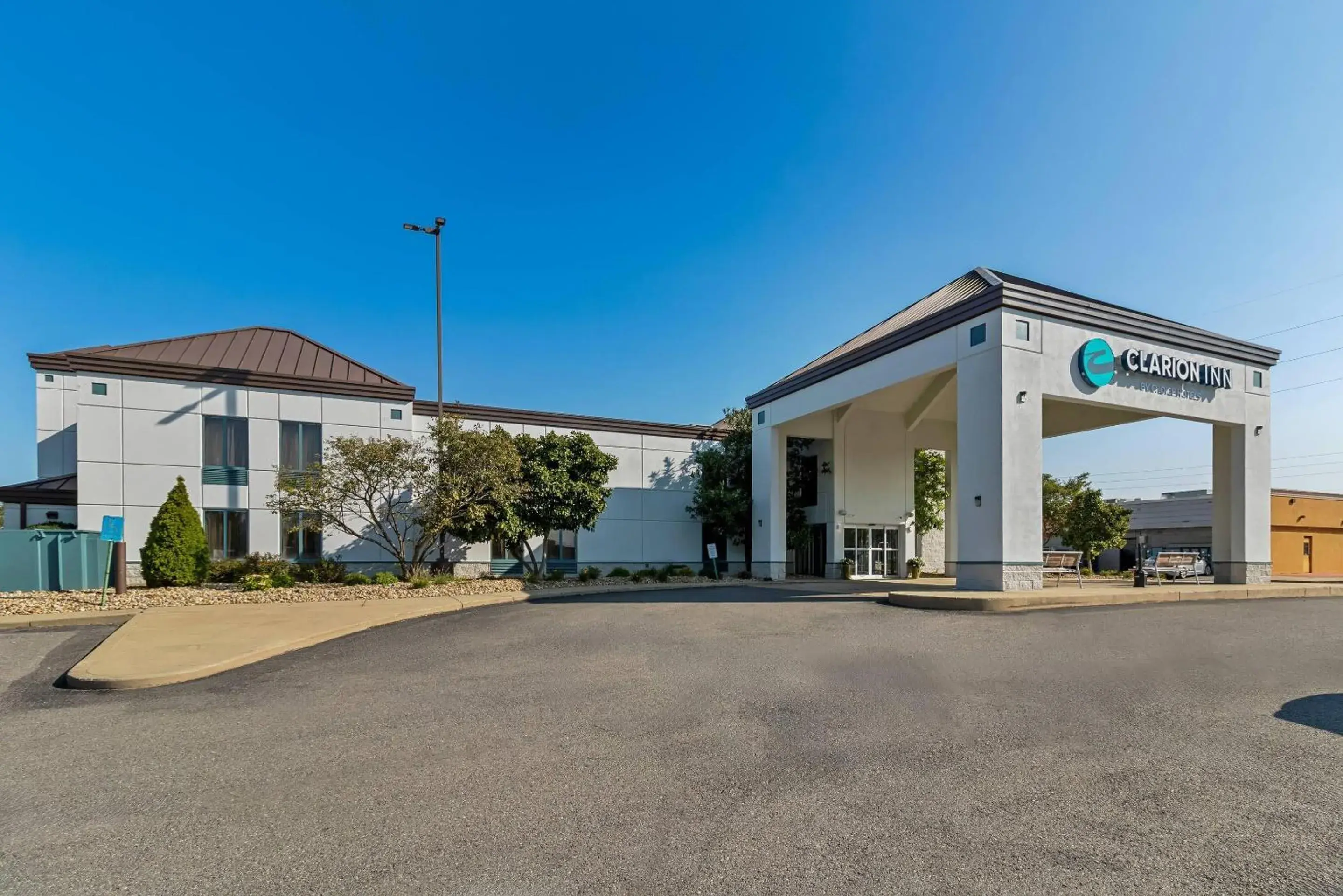 Property building in Clarion Inn Cranberry Township Property building in Clarion Inn Cranberry Township