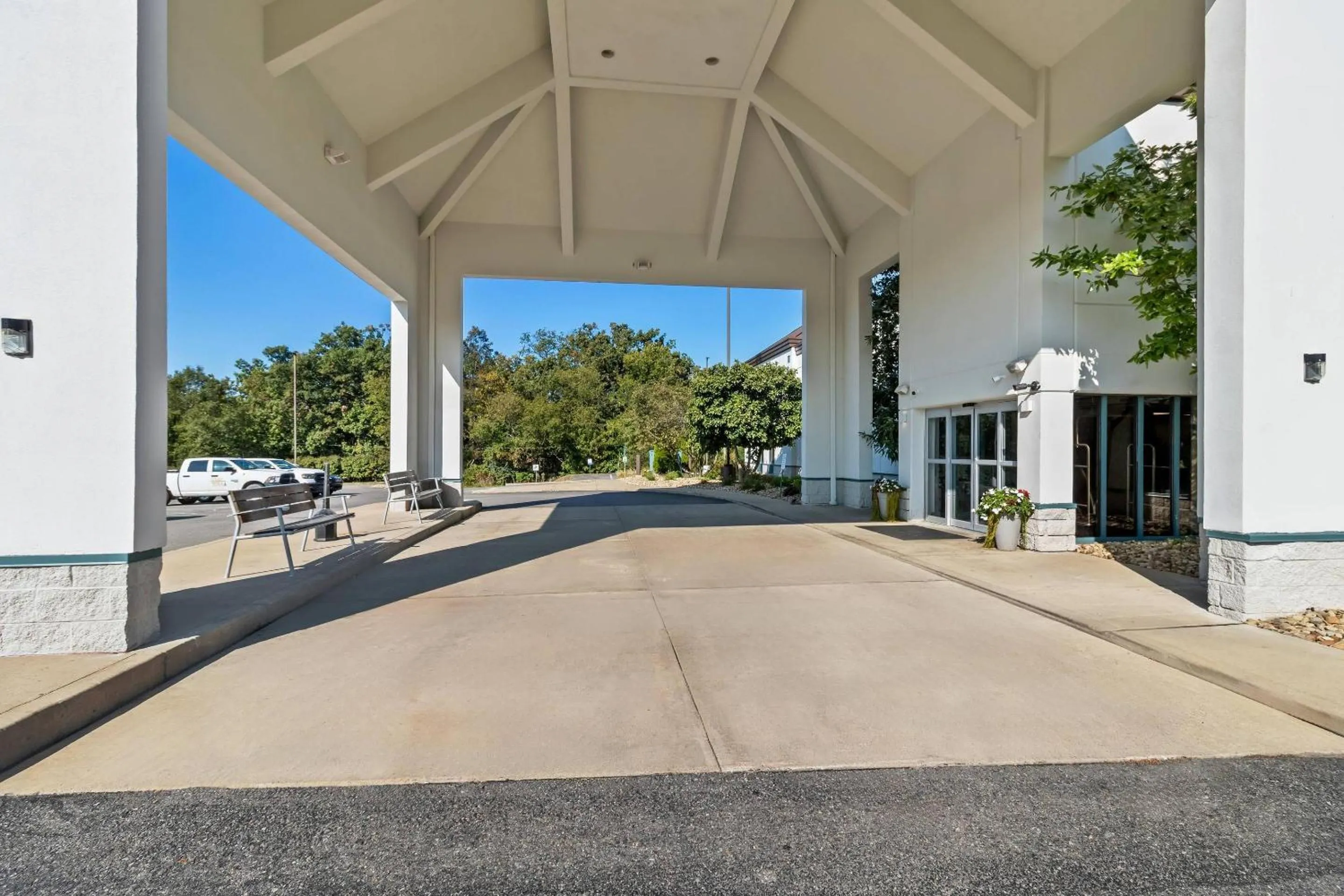 Property building in Clarion Inn Cranberry Township