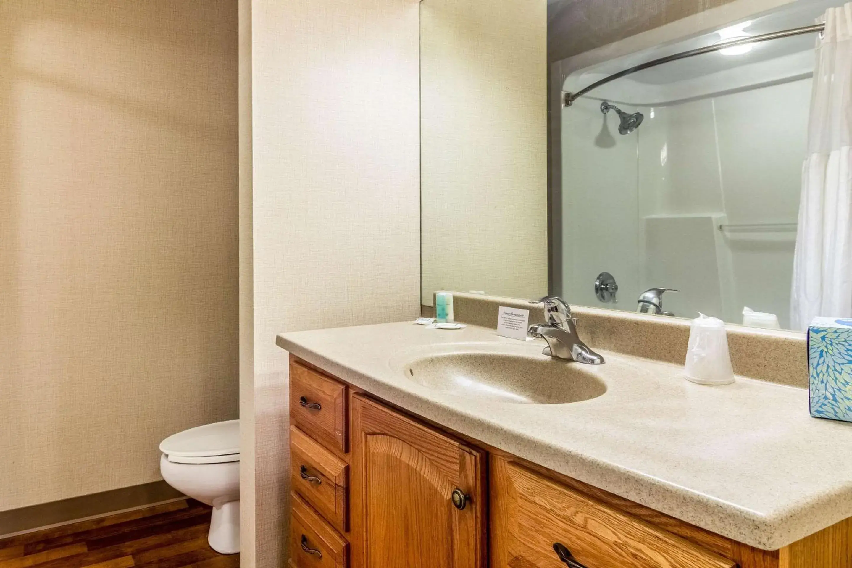 Bedroom in Clarion Inn Cranberry Township Bedroom in Clarion Inn Cranberry Township