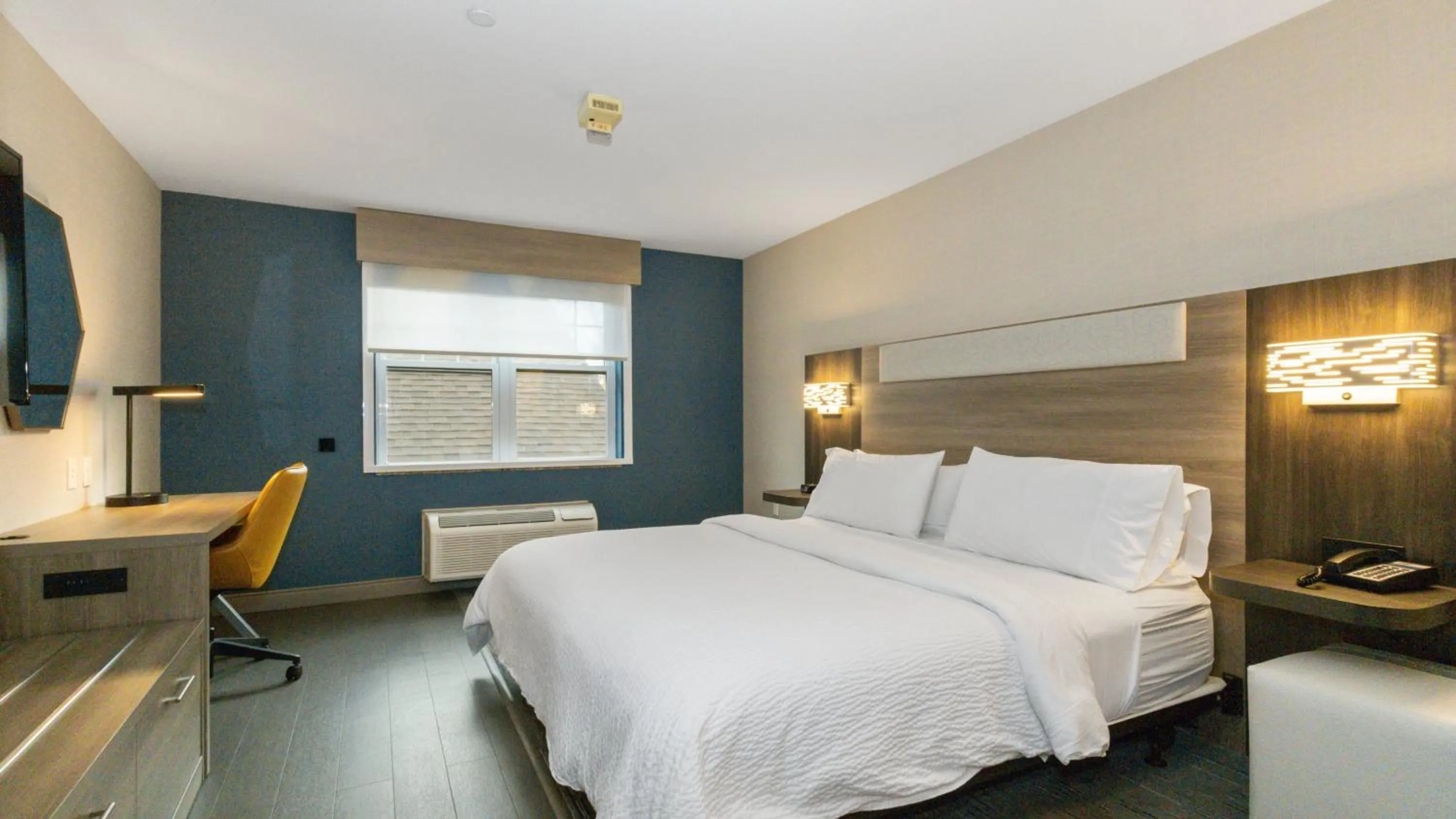 Photo of the whole room, Bed in Holiday Inn Express Hotel & Suites Hampton South-Seabrook by IHG