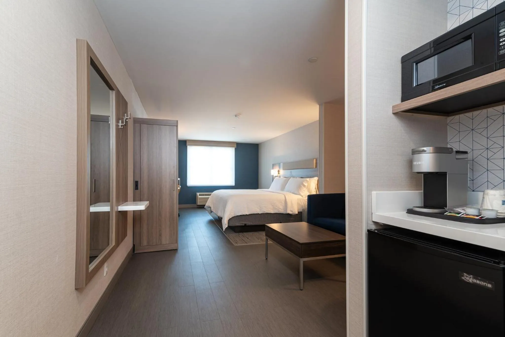 Photo of the whole room, Bed in Holiday Inn Express Hotel & Suites Hampton South-Seabrook by IHG