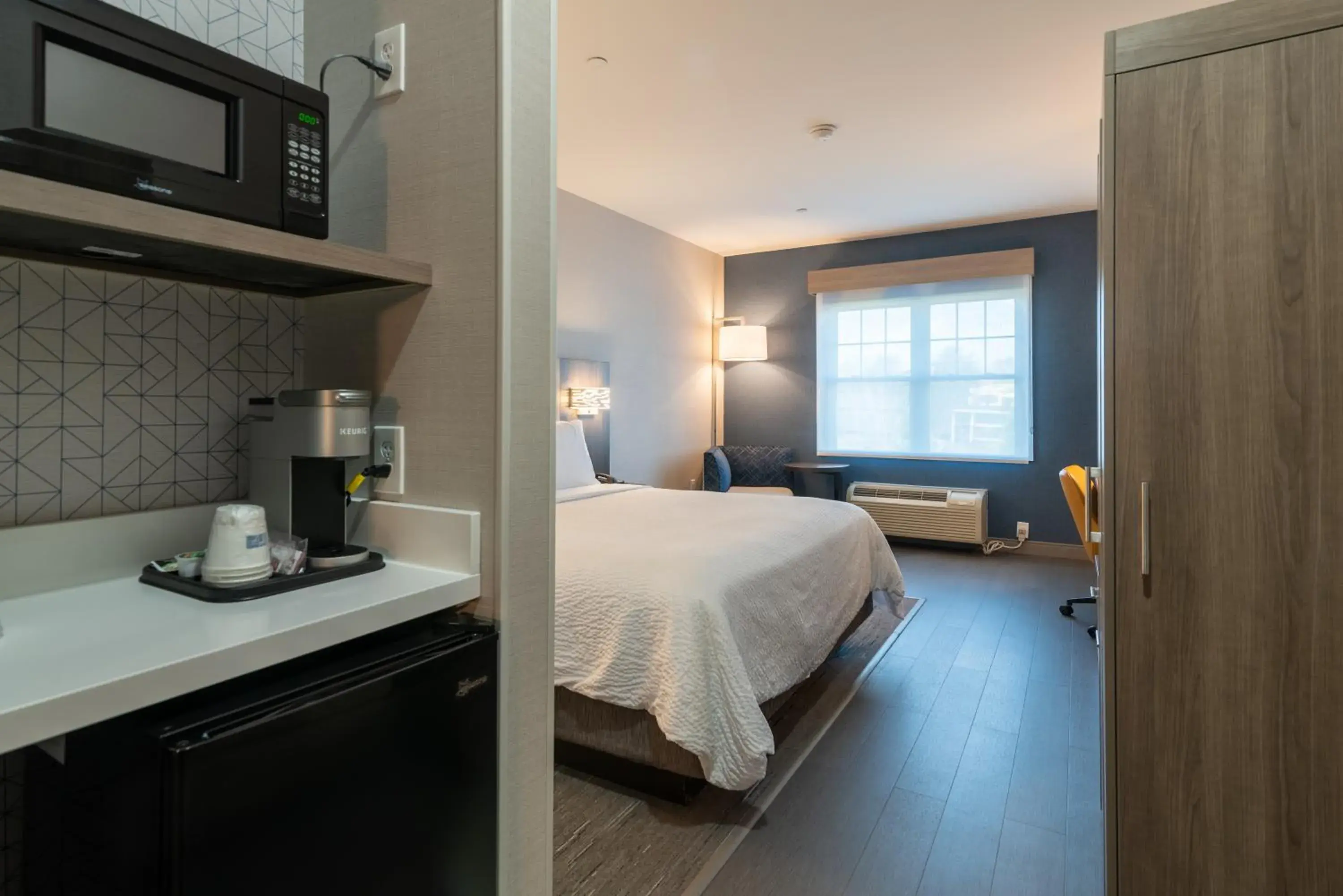 Bedroom, Bed in Holiday Inn Express Hotel & Suites Hampton South-Seabrook by IHG Bedroom, Bed in Holiday Inn Express Hotel & Suites Hampton South-Seabrook by IHG