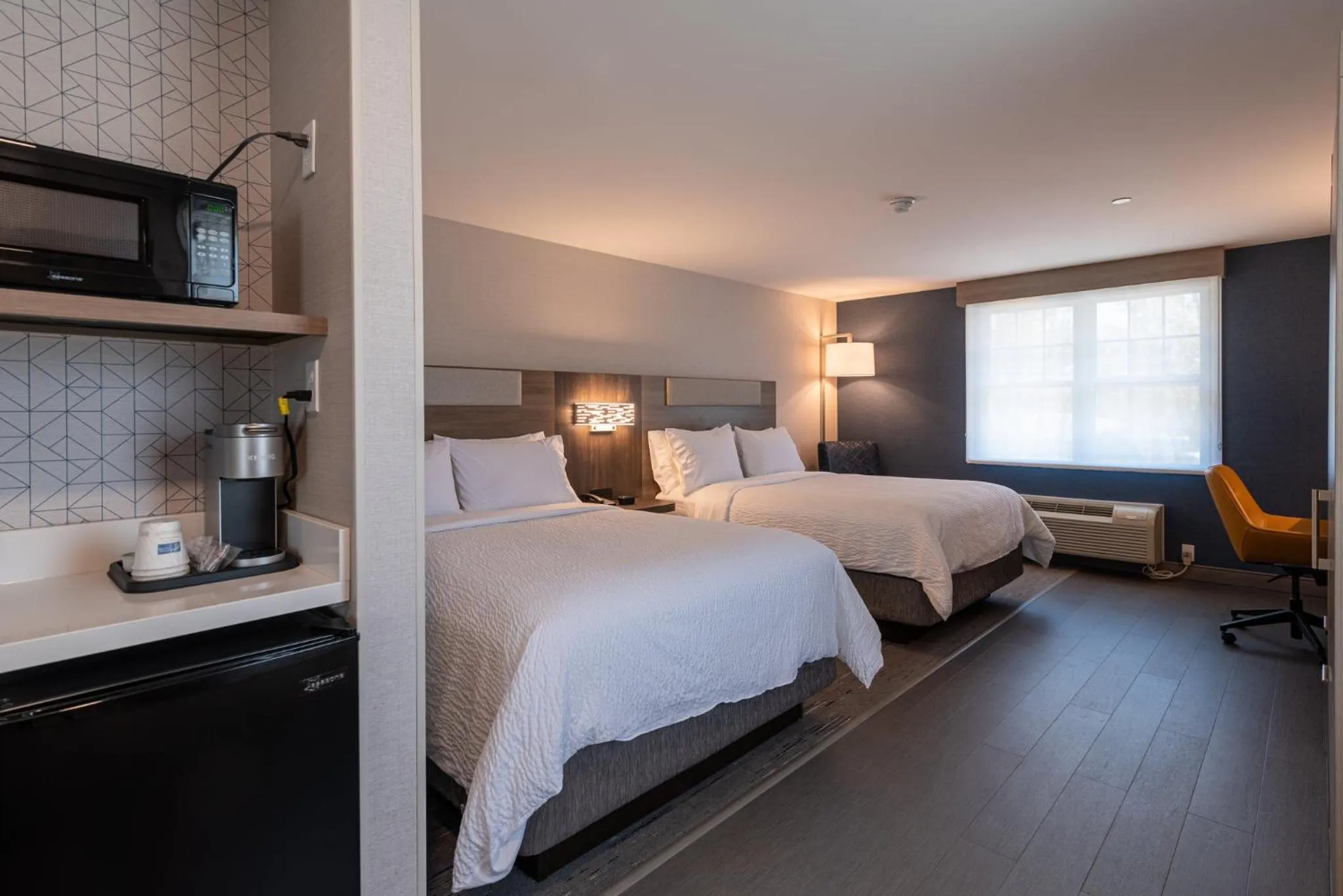 Photo of the whole room, Bed in Holiday Inn Express Hotel & Suites Hampton South-Seabrook by IHG