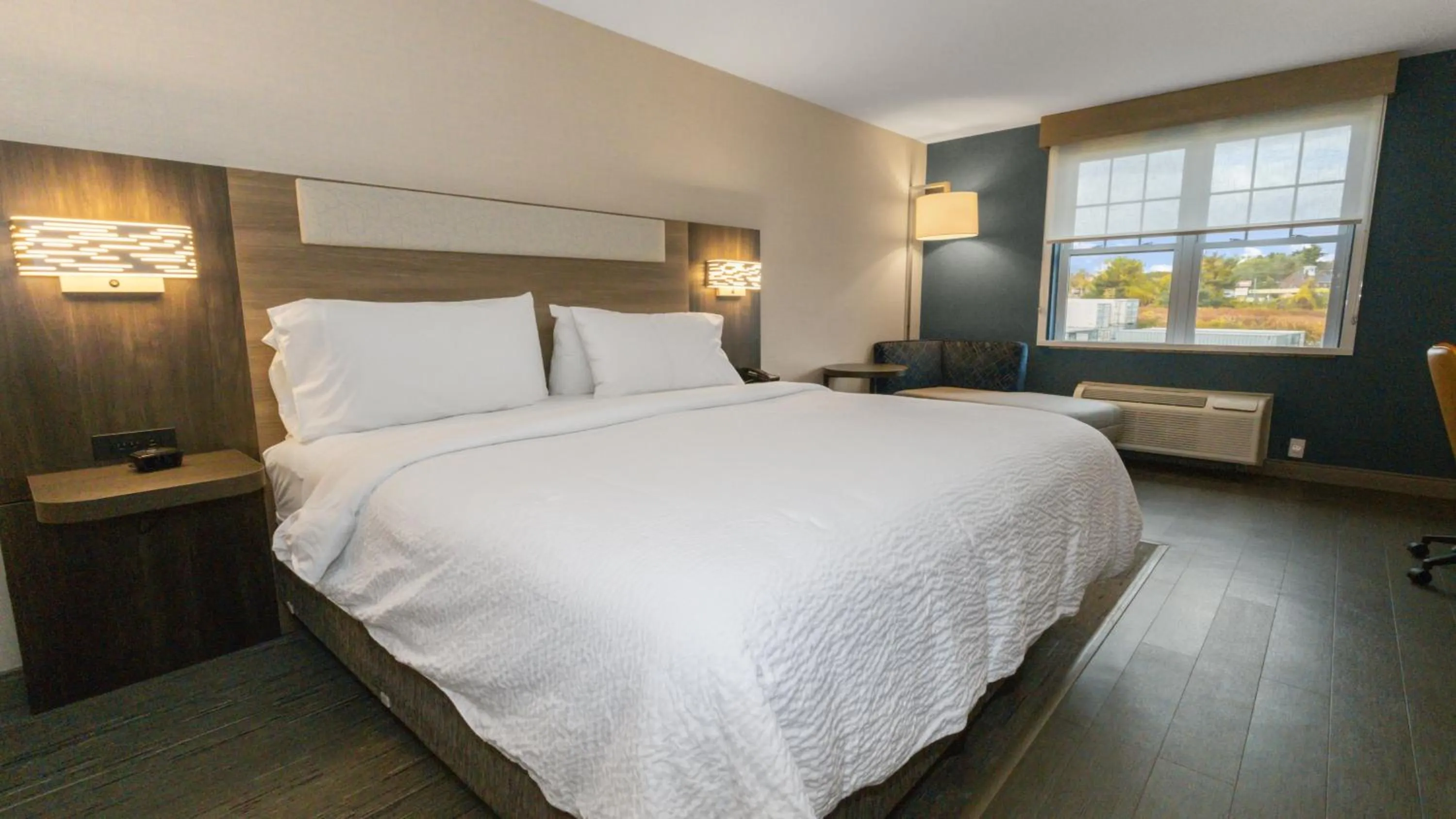 Photo of the whole room, Bed in Holiday Inn Express Hotel & Suites Hampton South-Seabrook by IHG