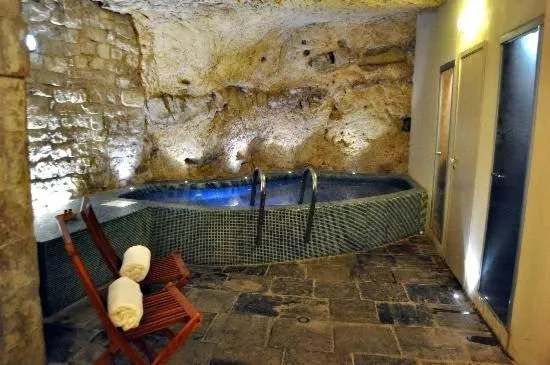 Hot Tub in Grana Barocco Art Hotel