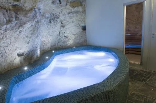 Hot Tub in Grana Barocco Art Hotel