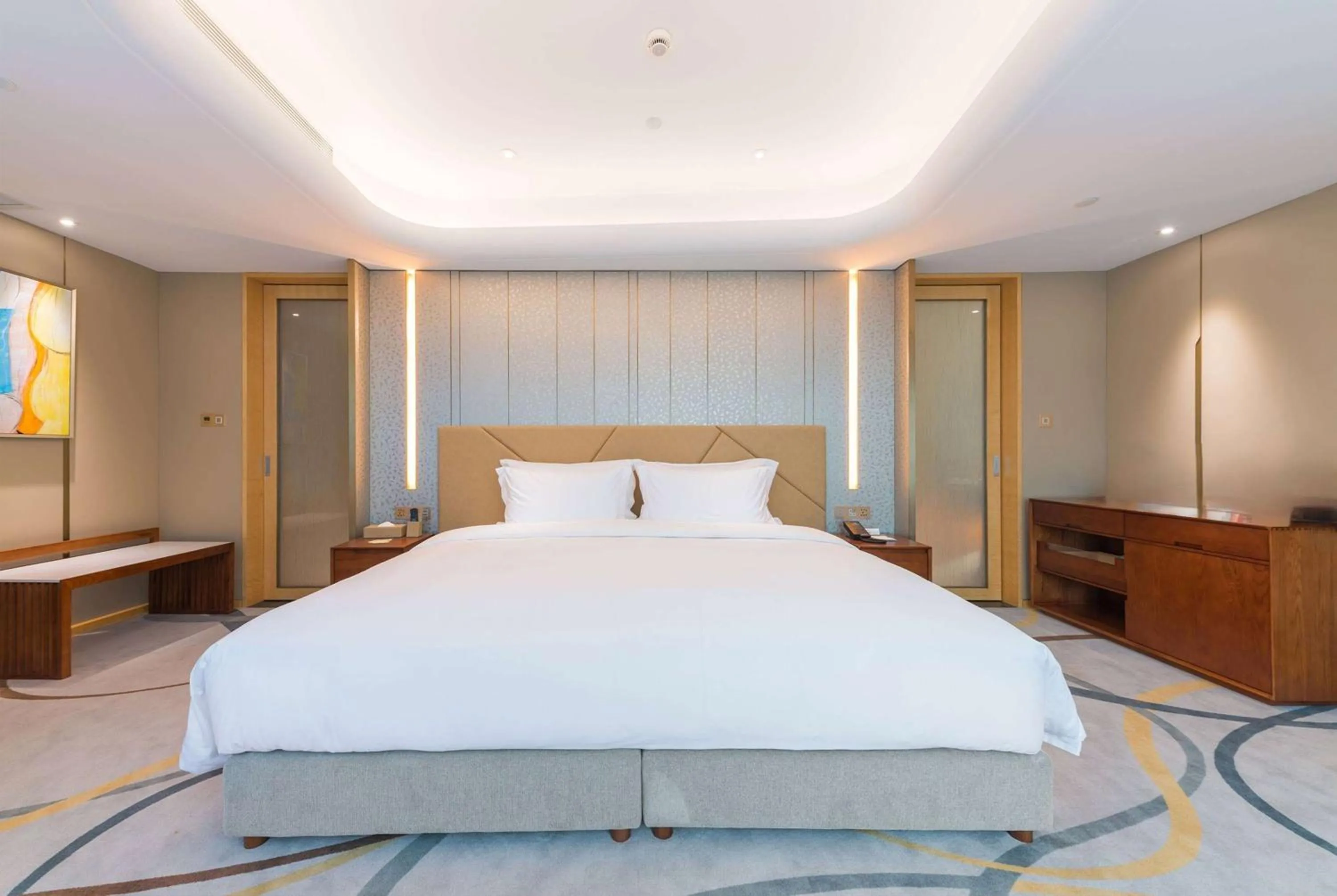 Photo of the whole room, Bed in Howard Johnson Wyndham Leonora plzaz Shanghai