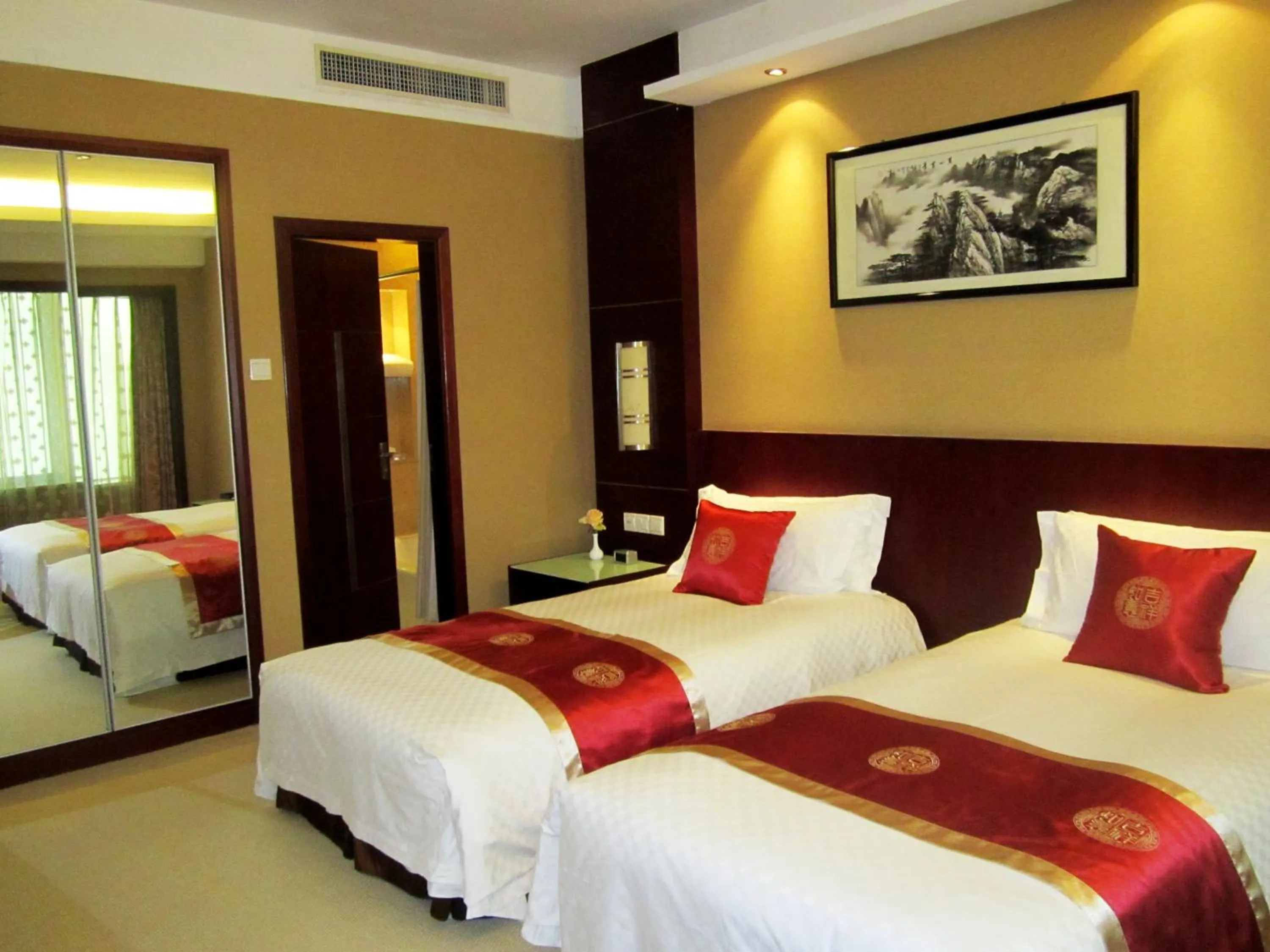 Bedroom, Bed in Howard Johnson Wyndham Leonora plzaz Shanghai