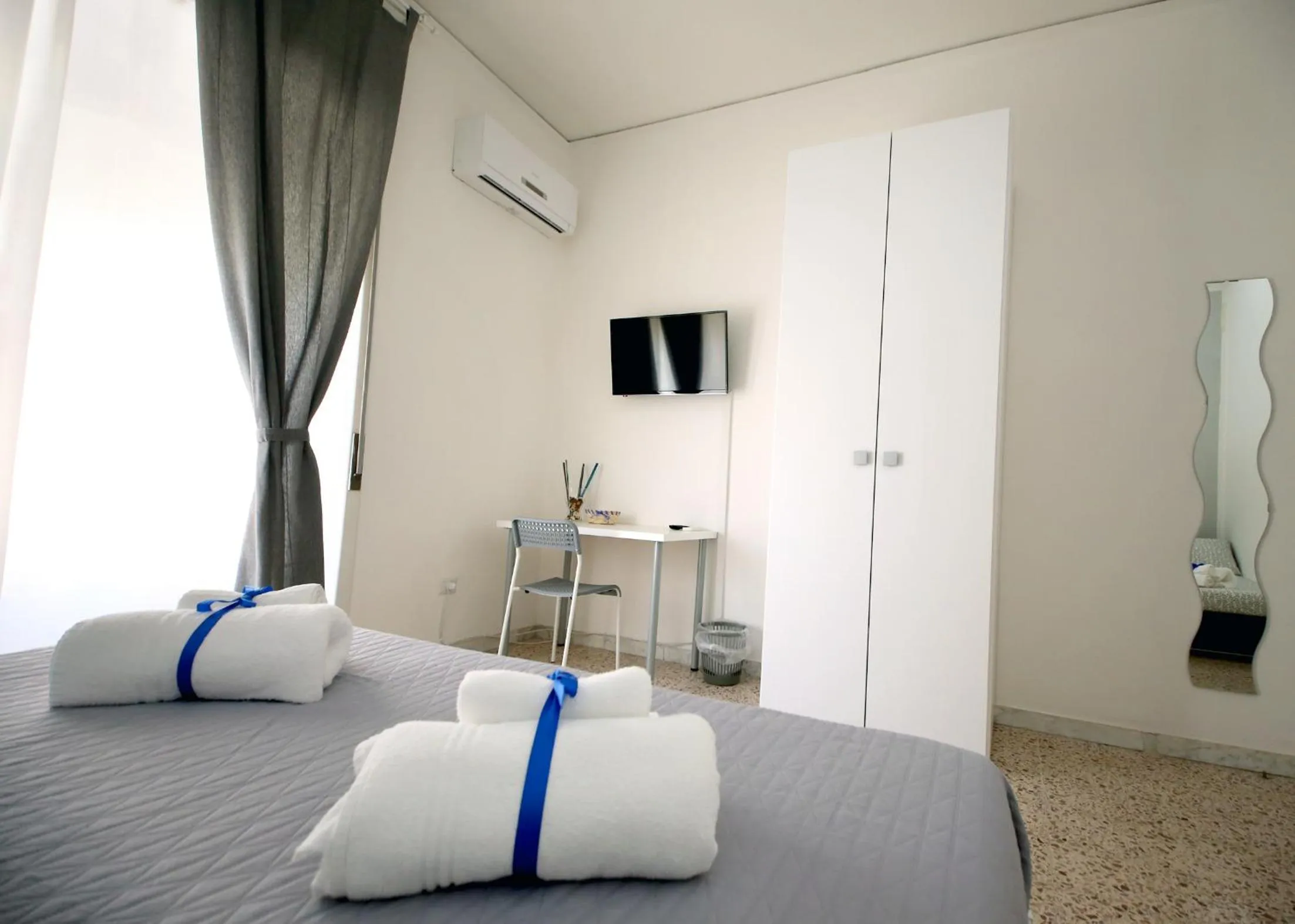 Photo of the whole room, Bed in B&B Salernoway