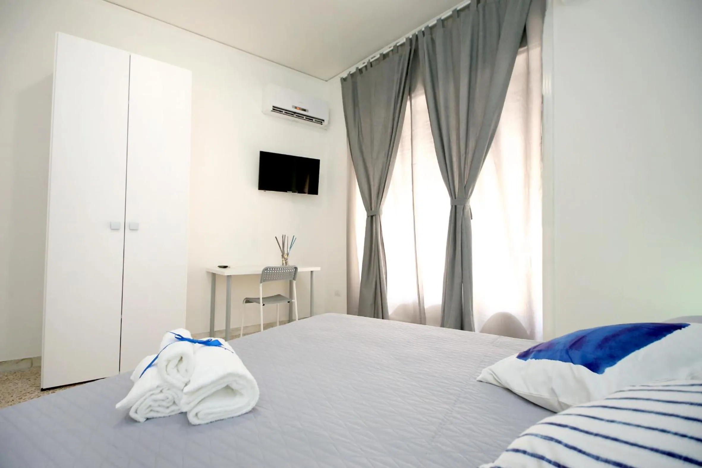 Photo of the whole room, Bed in B&B Salernoway