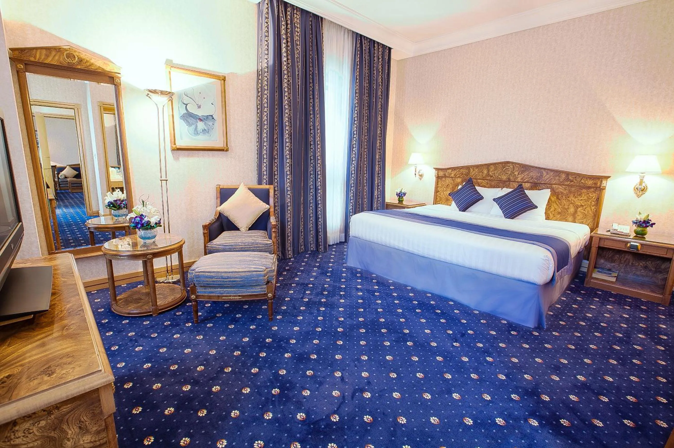 Seating area, Bed in Capitol Hotel Jumeirah Dubai