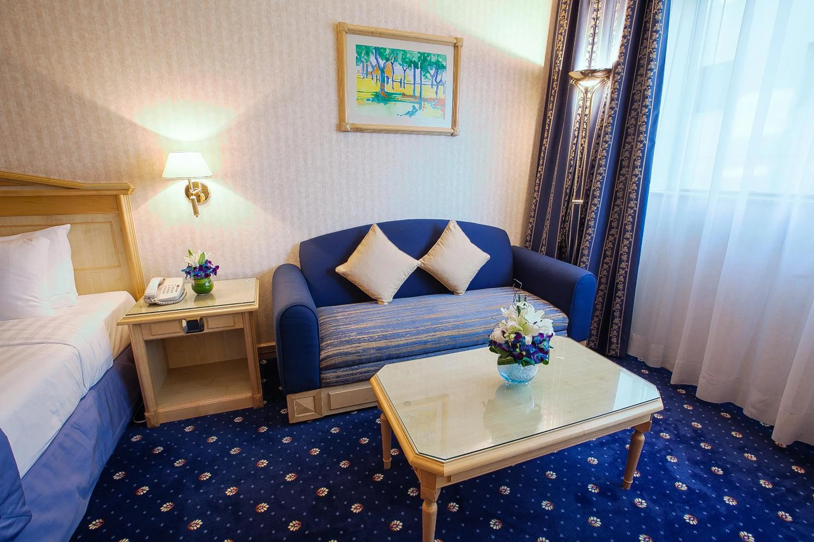 Living room, Bed in Capitol Hotel Jumeirah Dubai