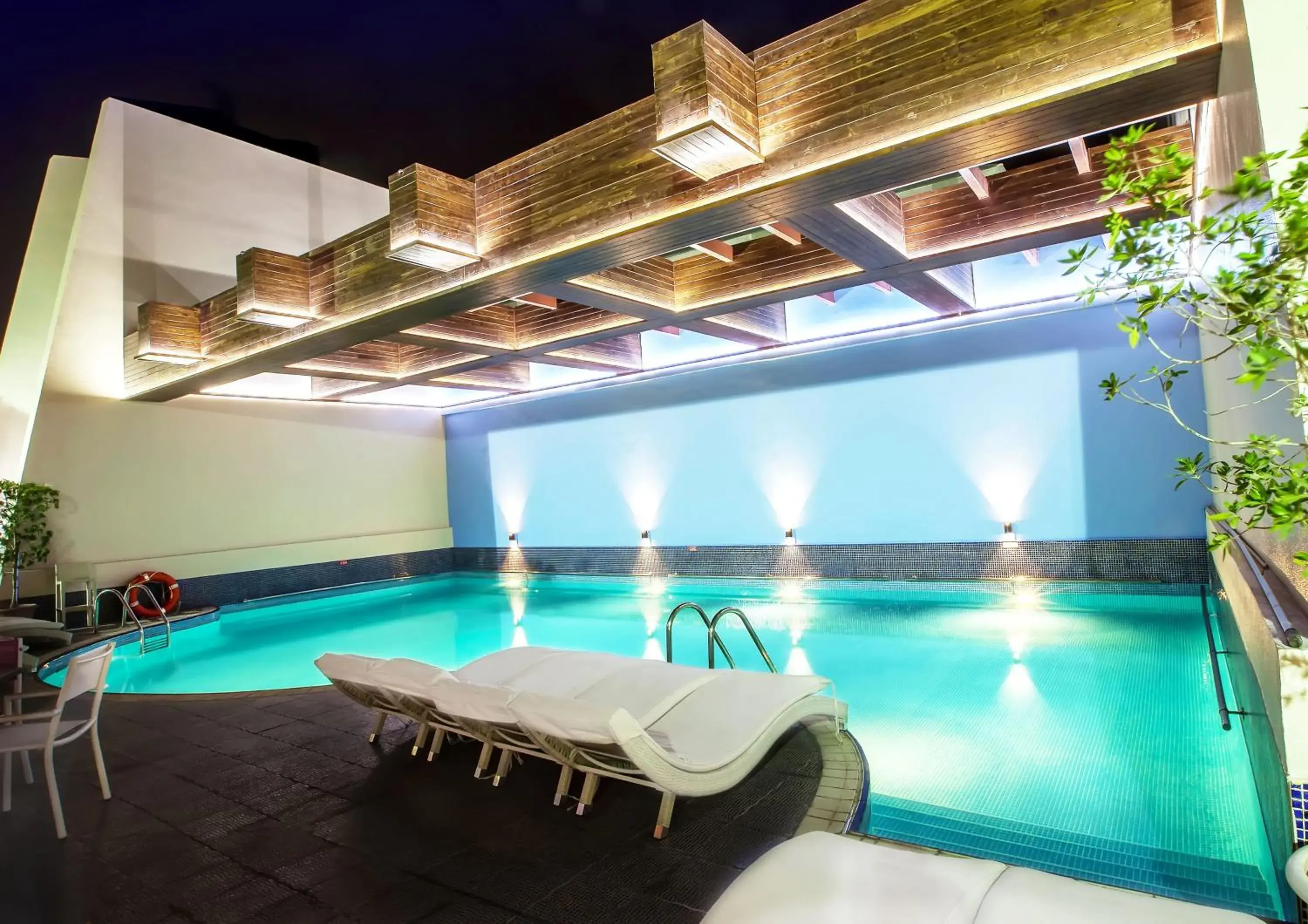 Swimming pool in Capitol Hotel Jumeirah Dubai Swimming pool in Capitol Hotel Jumeirah Dubai