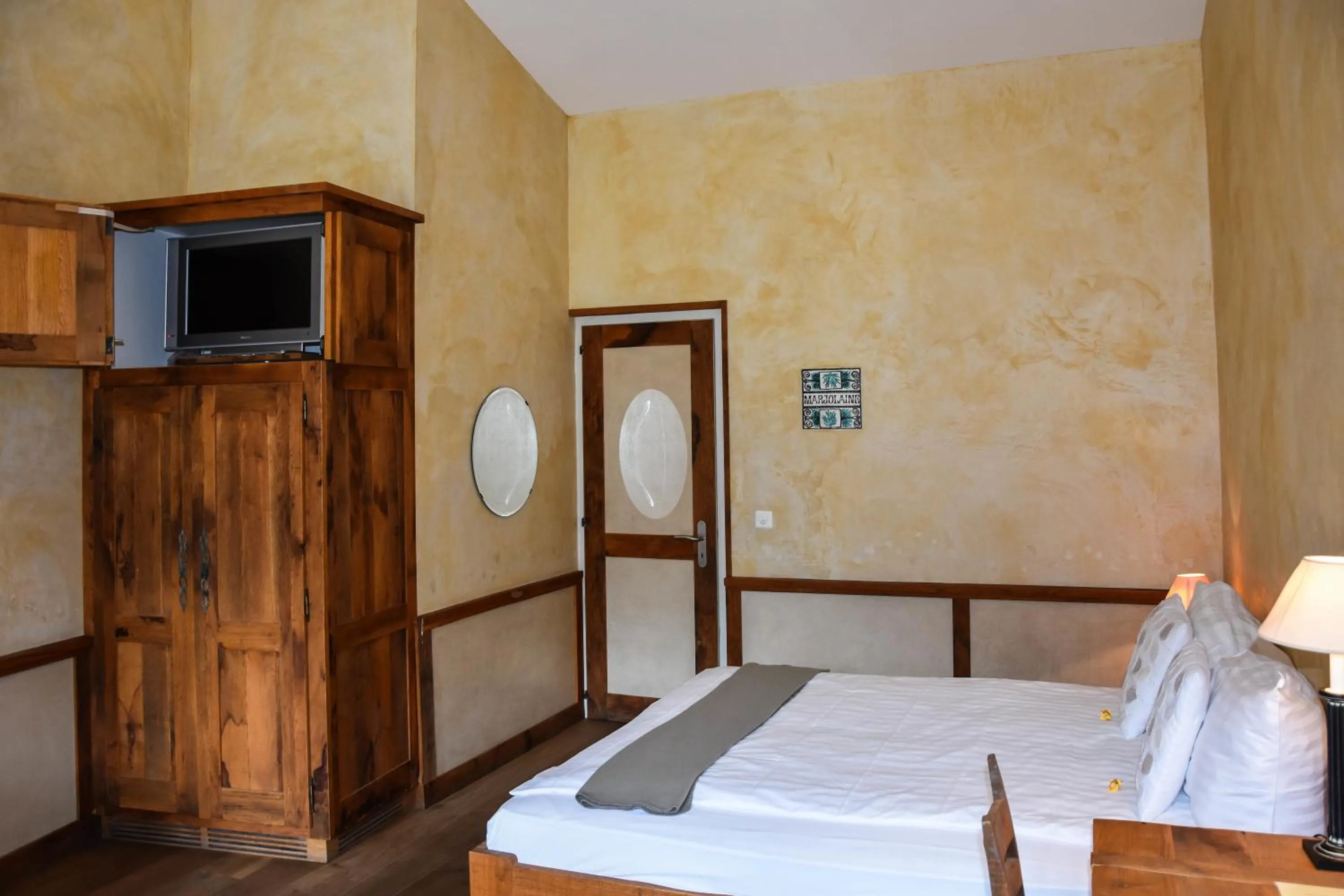 Photo of the whole room, Bed in Hôtel Restaurant Le Saint-Christophe