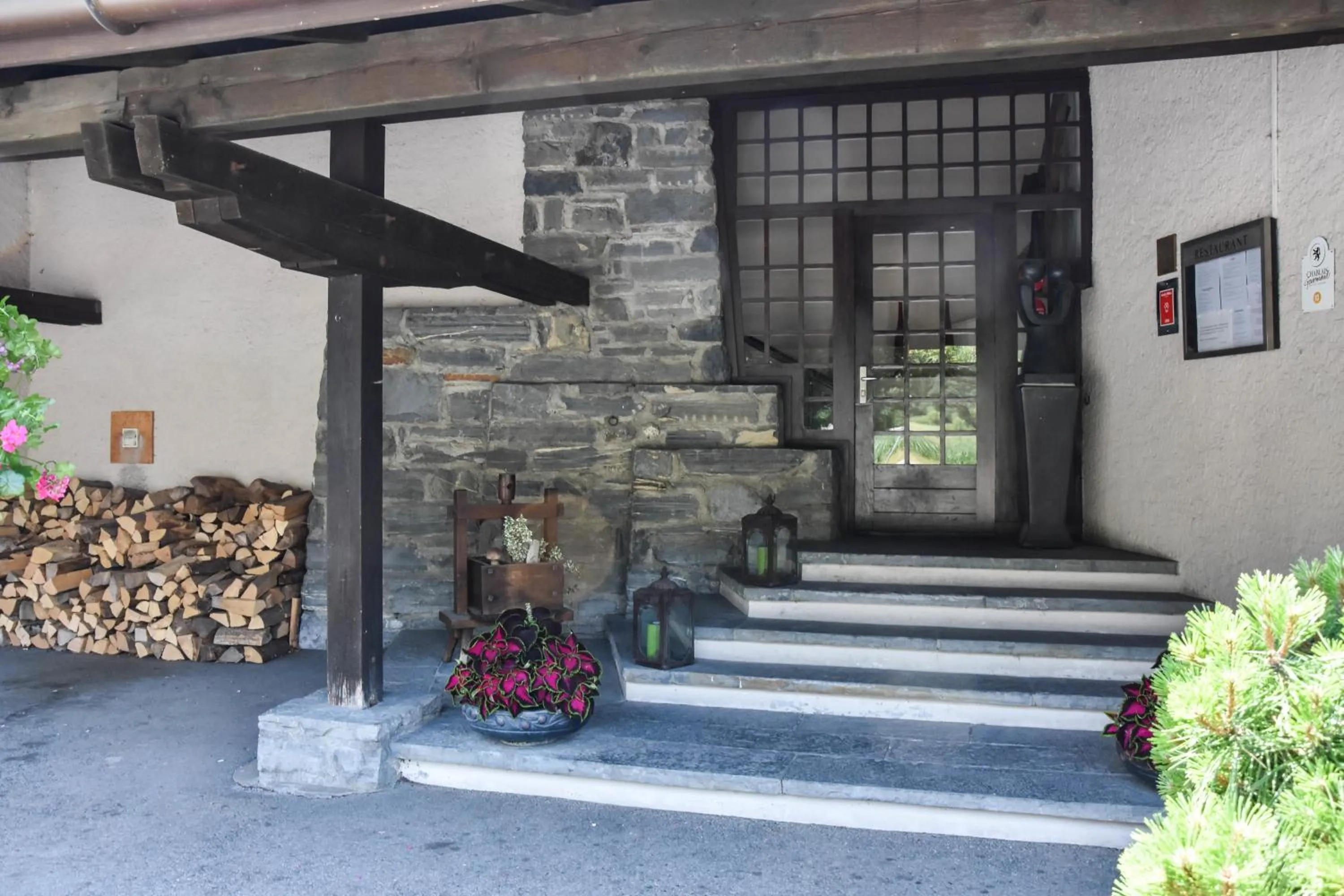 Facade/entrance in Hôtel Restaurant Le Saint-Christophe