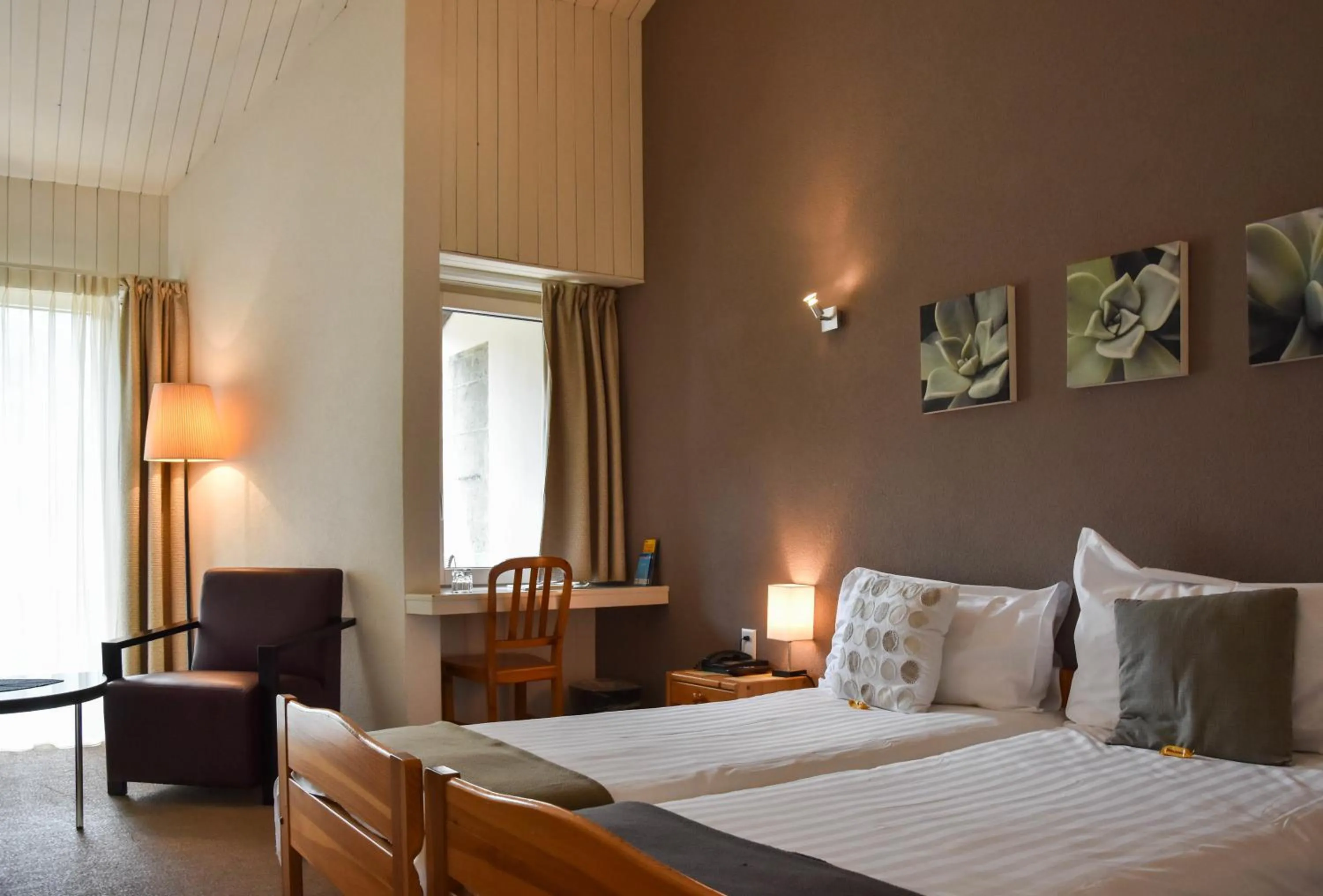 Day, Bed in Hôtel Restaurant Le Saint-Christophe