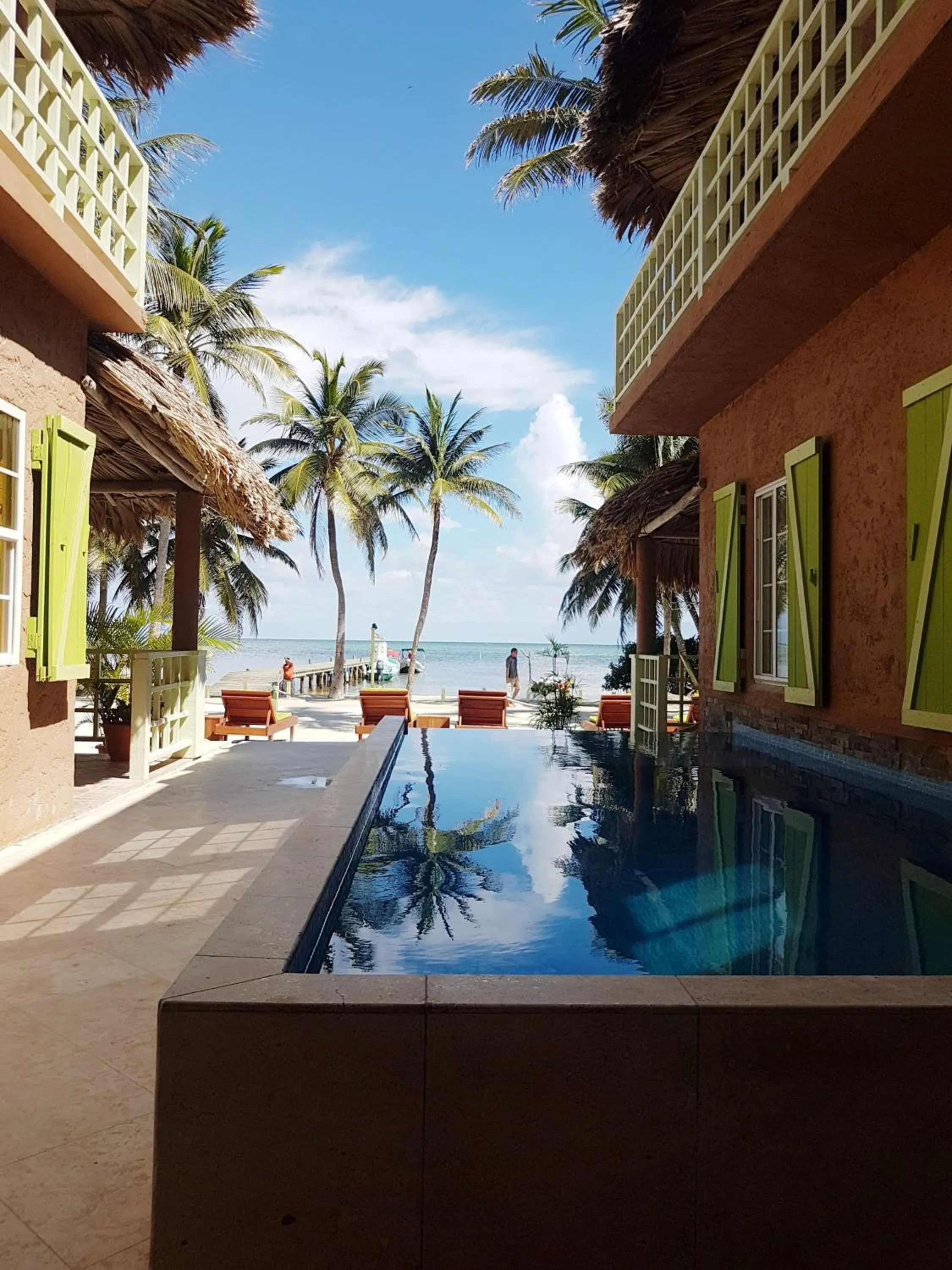 Swimming pool in Caye Casa