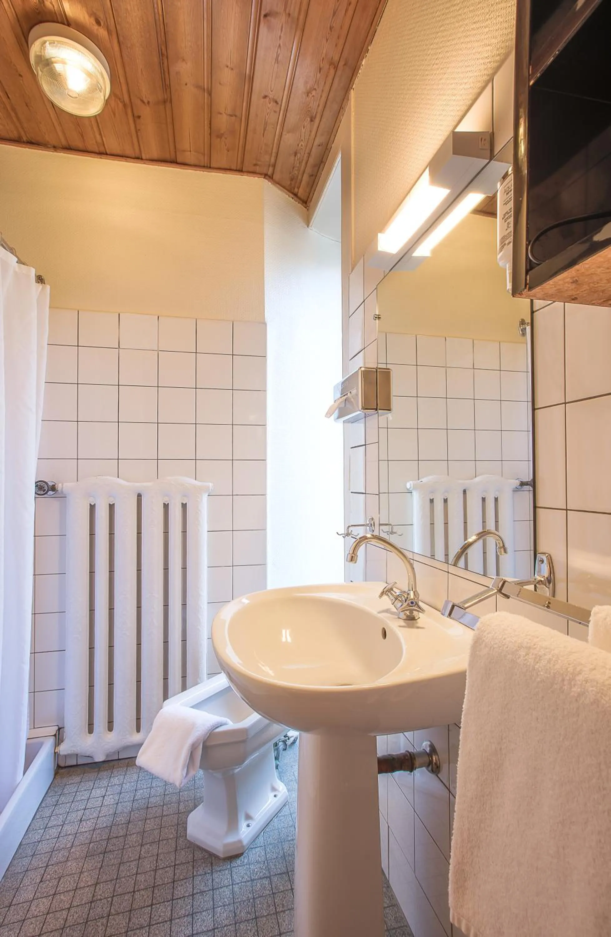 Bathroom in La Croix Blanche