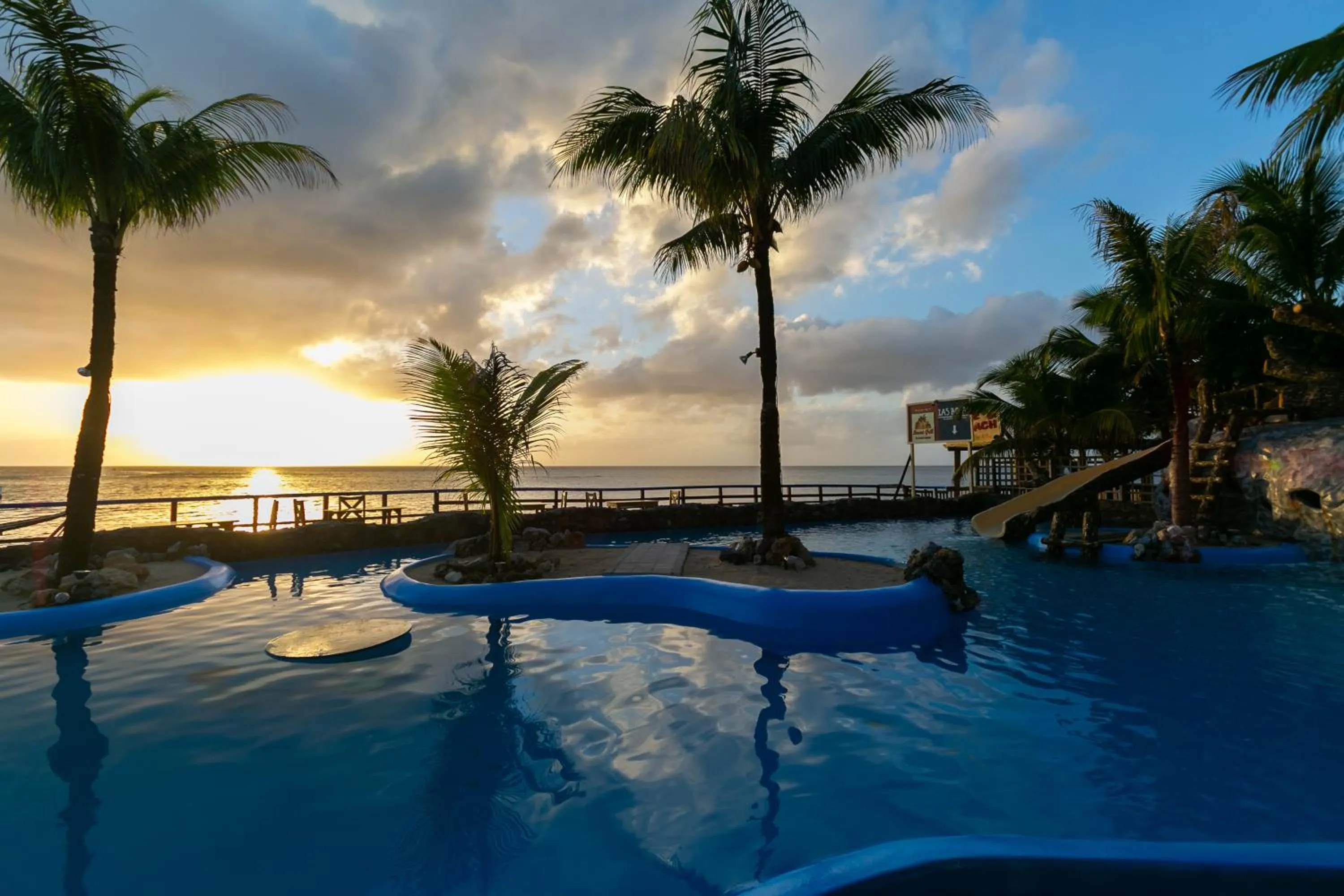 Swimming pool in Caribe Tesoro