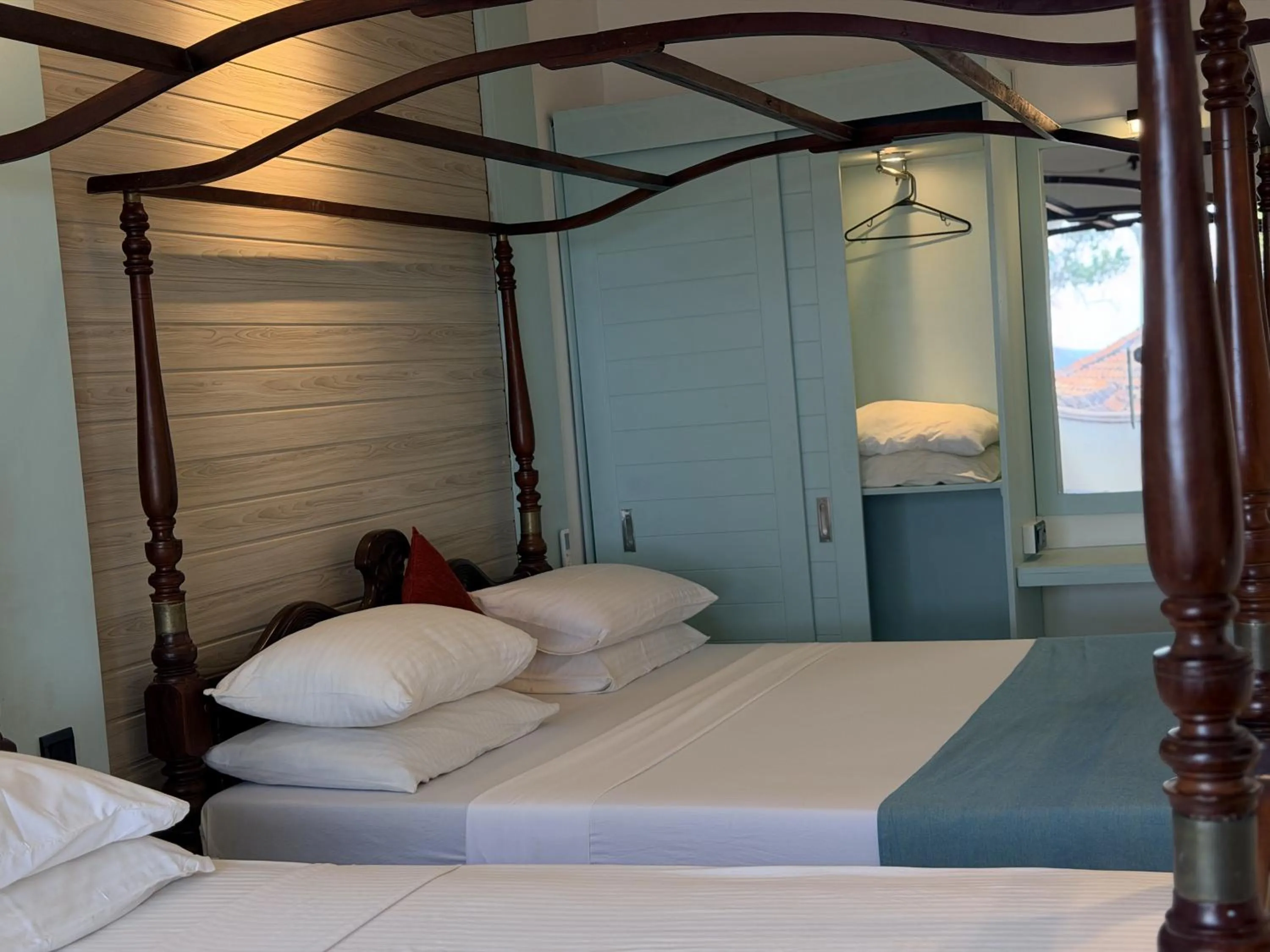 Photo of the whole room, Bed in Sri Gemunu Beach Resort
