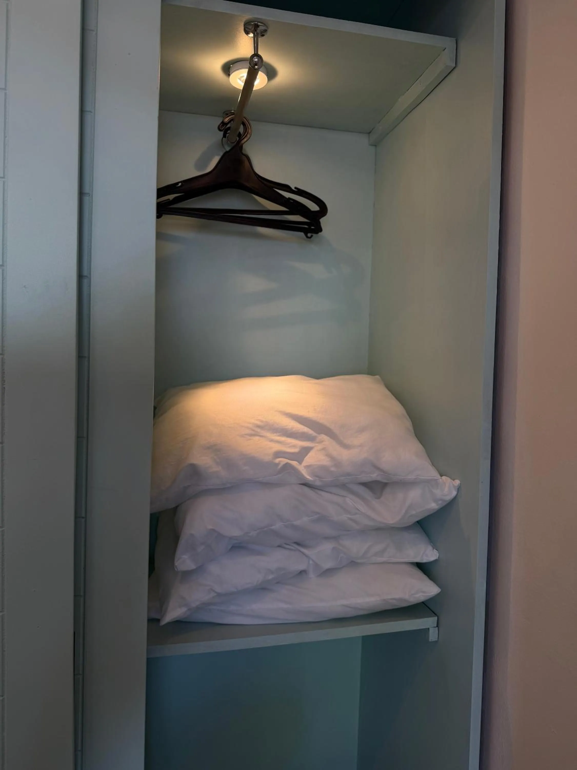 wardrobe, Bed in Sri Gemunu Beach Resort
