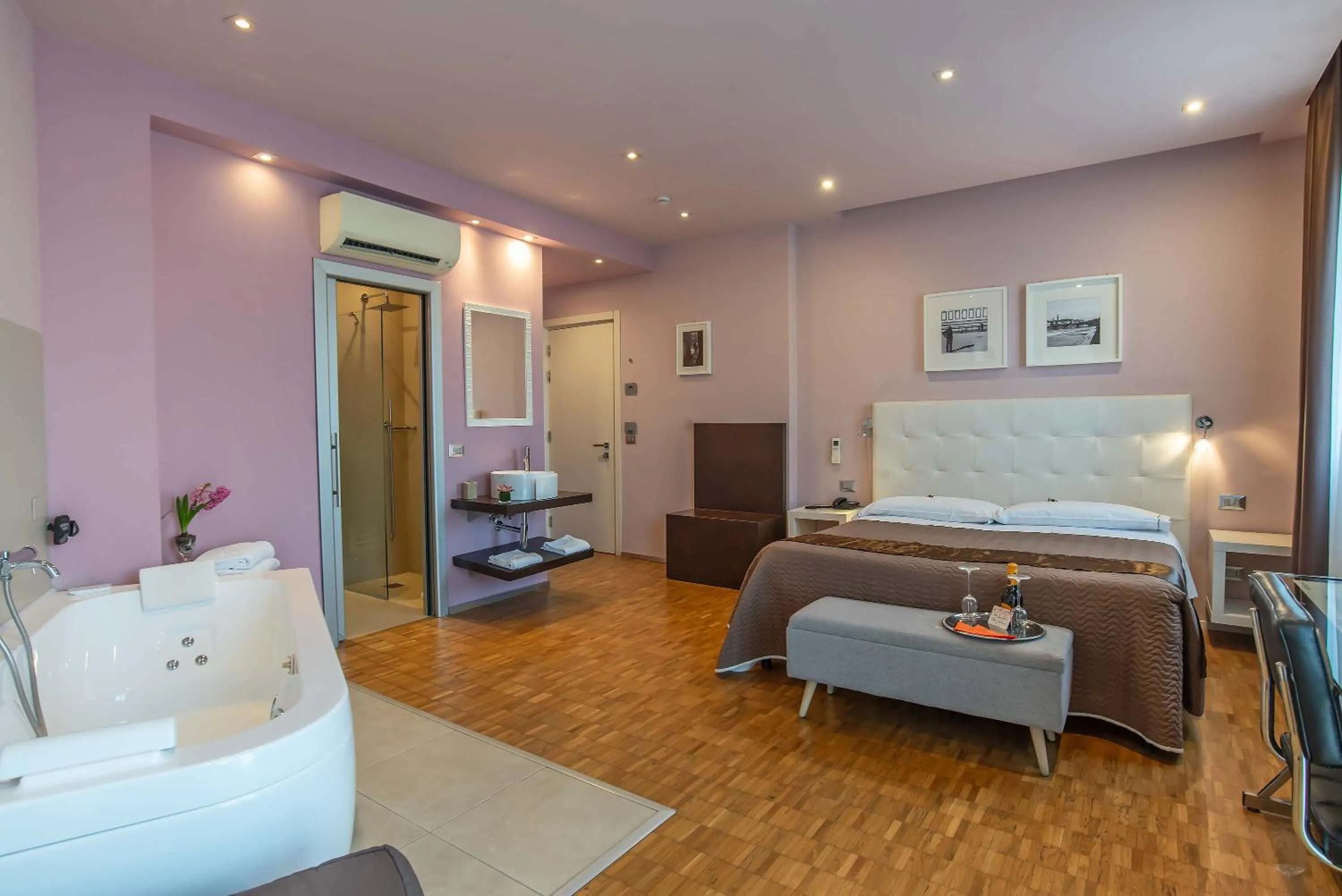 Shower, Bed in Hotel Orcagna