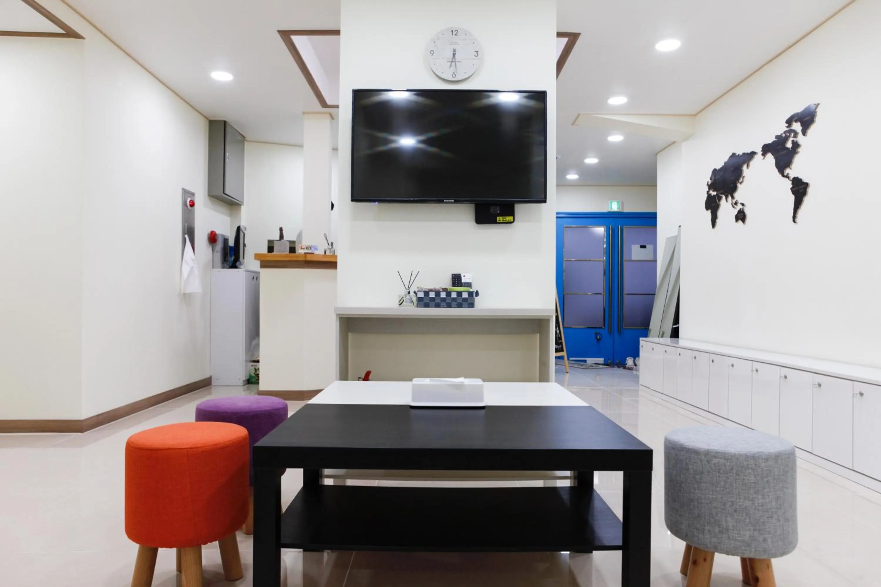 Communal lounge/ TV room in Namsan Gil House