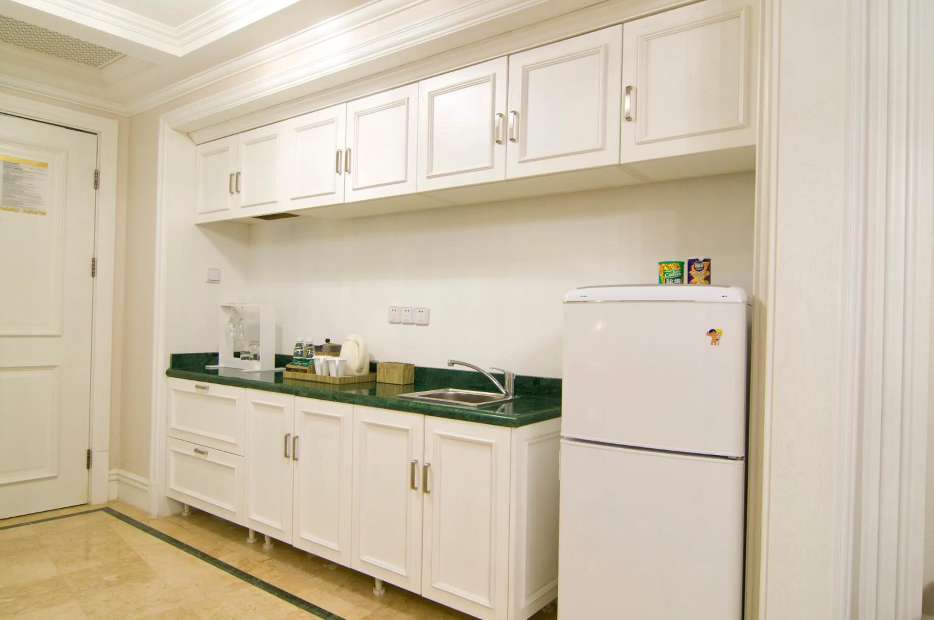 Kitchen or kitchenette in Royal Grace Hotel Optics Valley Wuhan