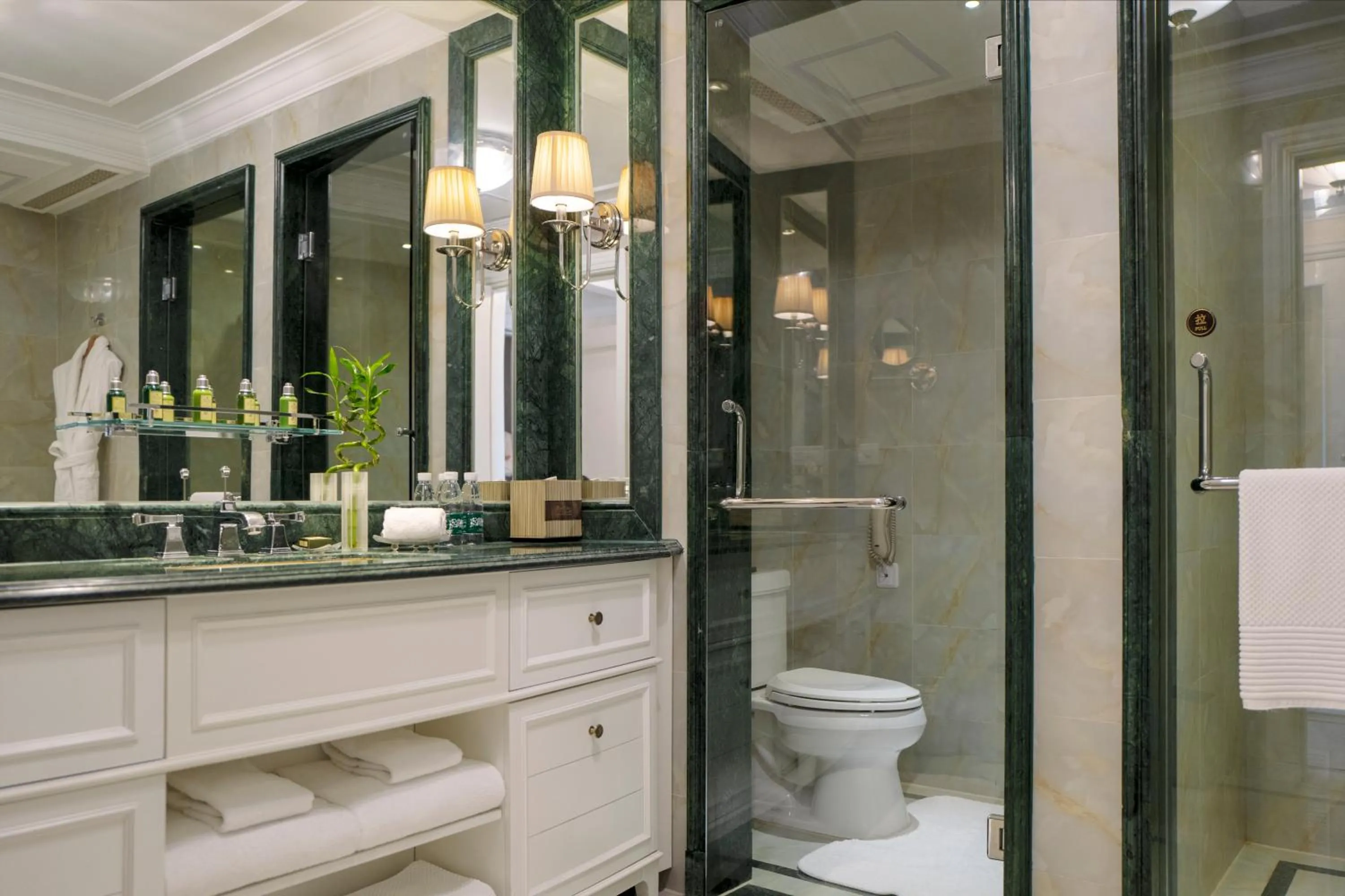 Toilet in Royal Grace Hotel Optics Valley Wuhan