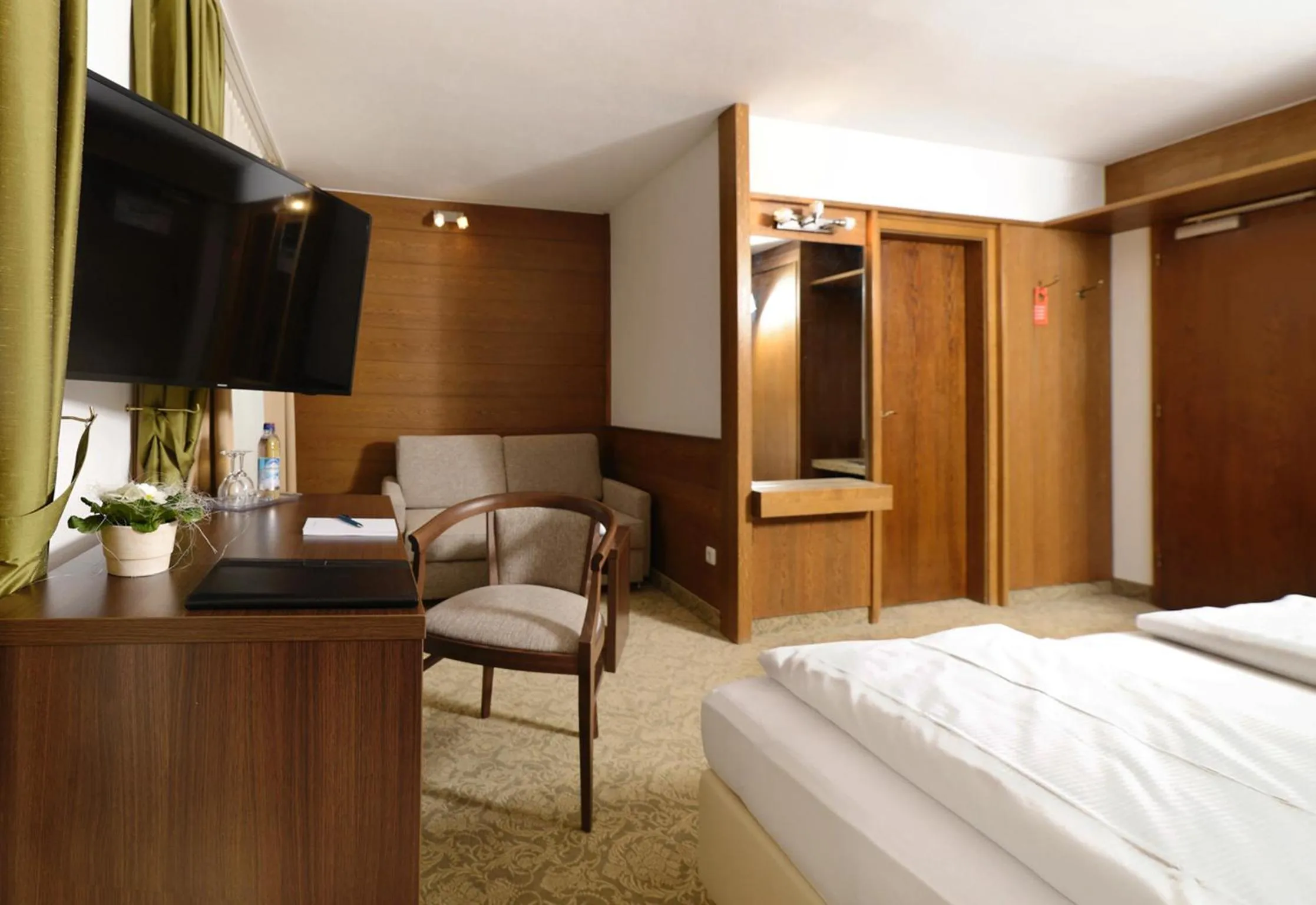 Bed in Hotel Bayerisch Meran