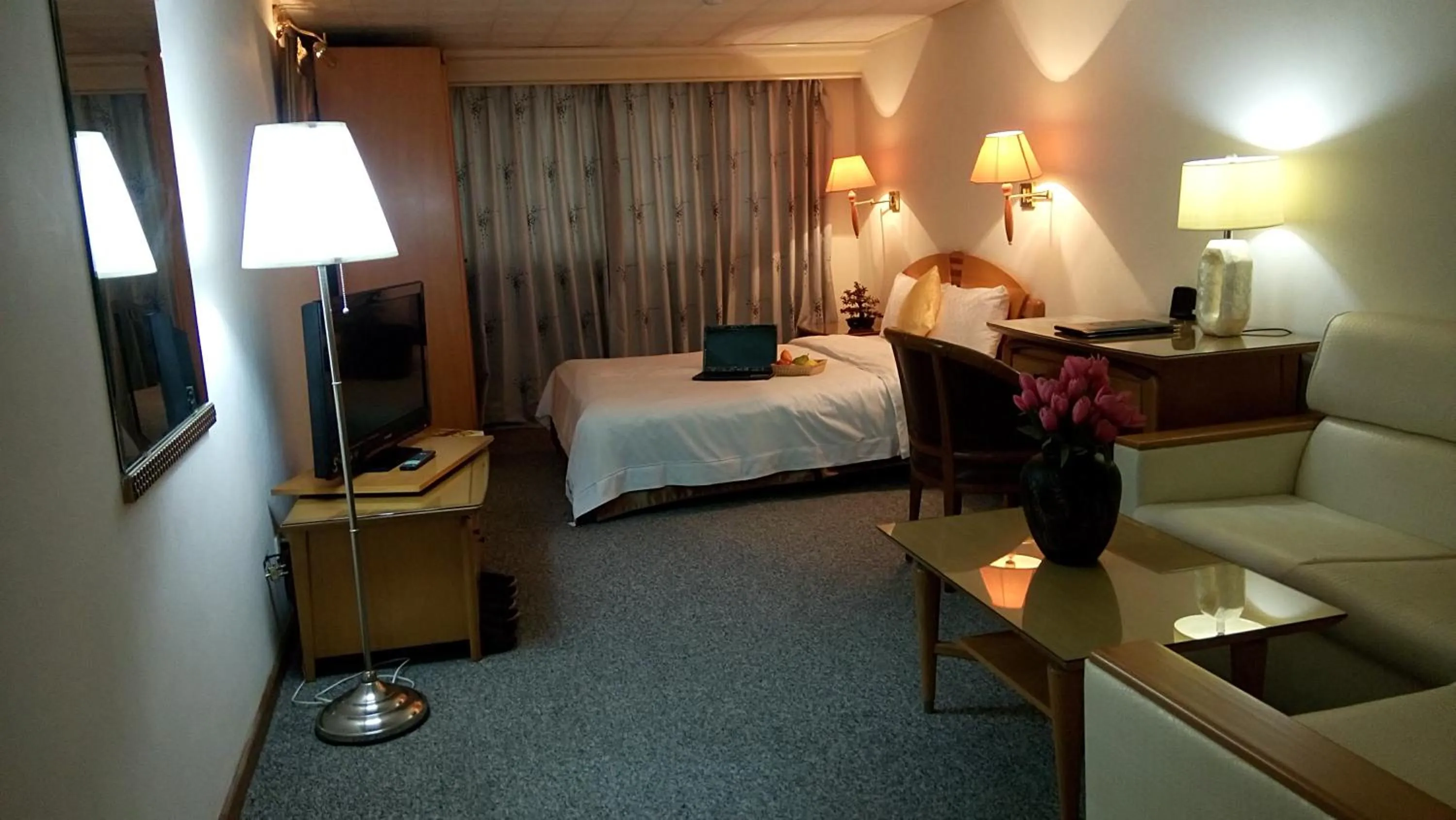 Photo of the whole room, Bed in Berkeley Business Hotel Zhongzheng