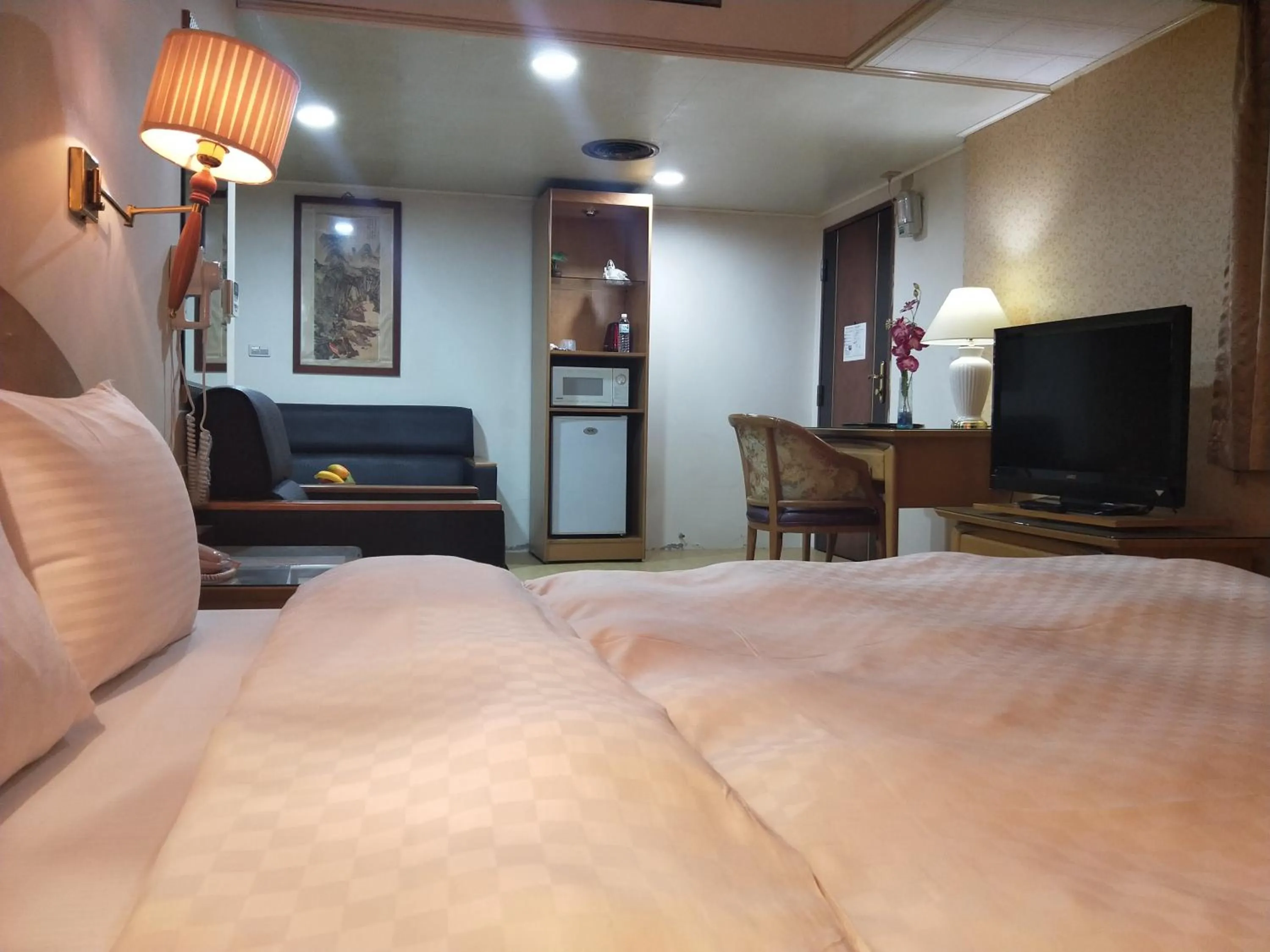 Decorative detail, Bed in Berkeley Business Hotel Zhongzheng